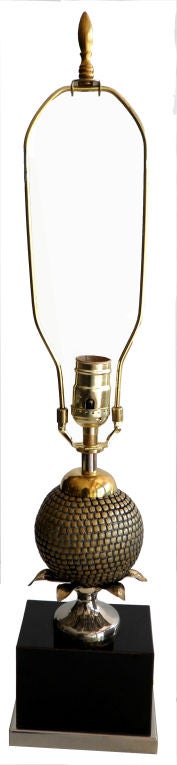 Paire de lampes de table à grenade de style Maison Charles,


100 ans de tradition et d'innovation dans l'éclairage intérieur
1908
La Maison Charles est fondée et dirigée par Ernest Charles. L'entreprise se spécialise dans la reproduction de
