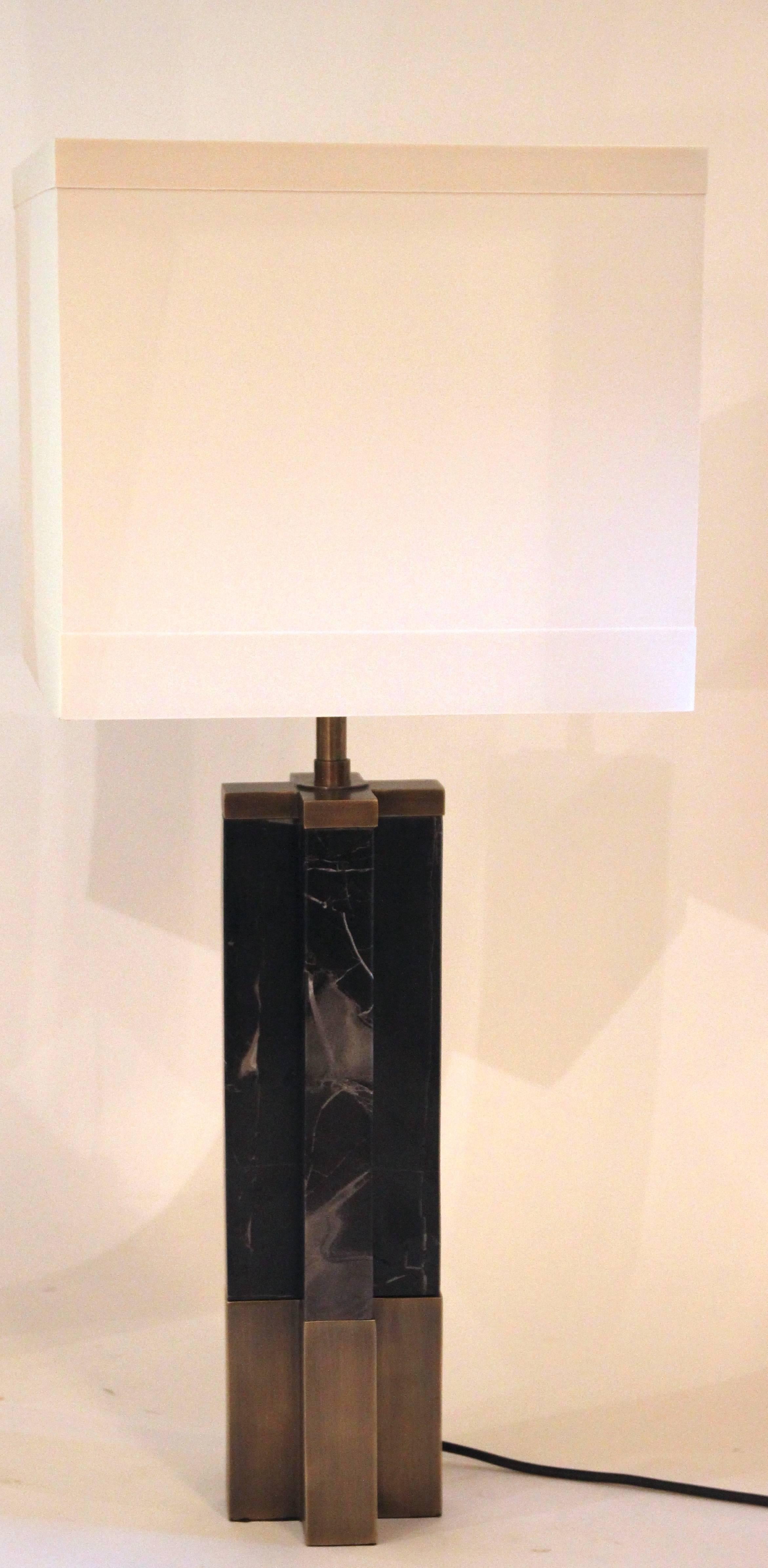 Pair of table lamps, 
marble and brass, 
circa 1970, France.
Measures: Height 70 cm, width 12 cm, depth 12 cm.