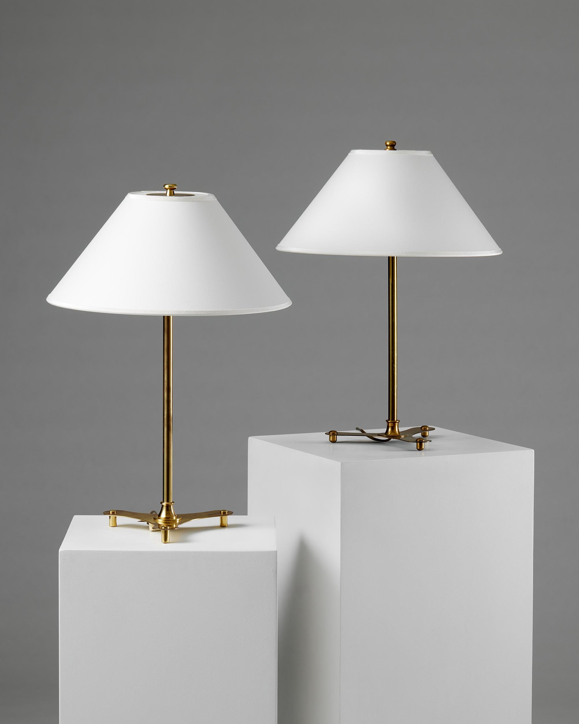 Mid-Century Modern Pair of table lamps model 2552 designed by Josef Frank for Svenskt Tenn, 1950s For Sale