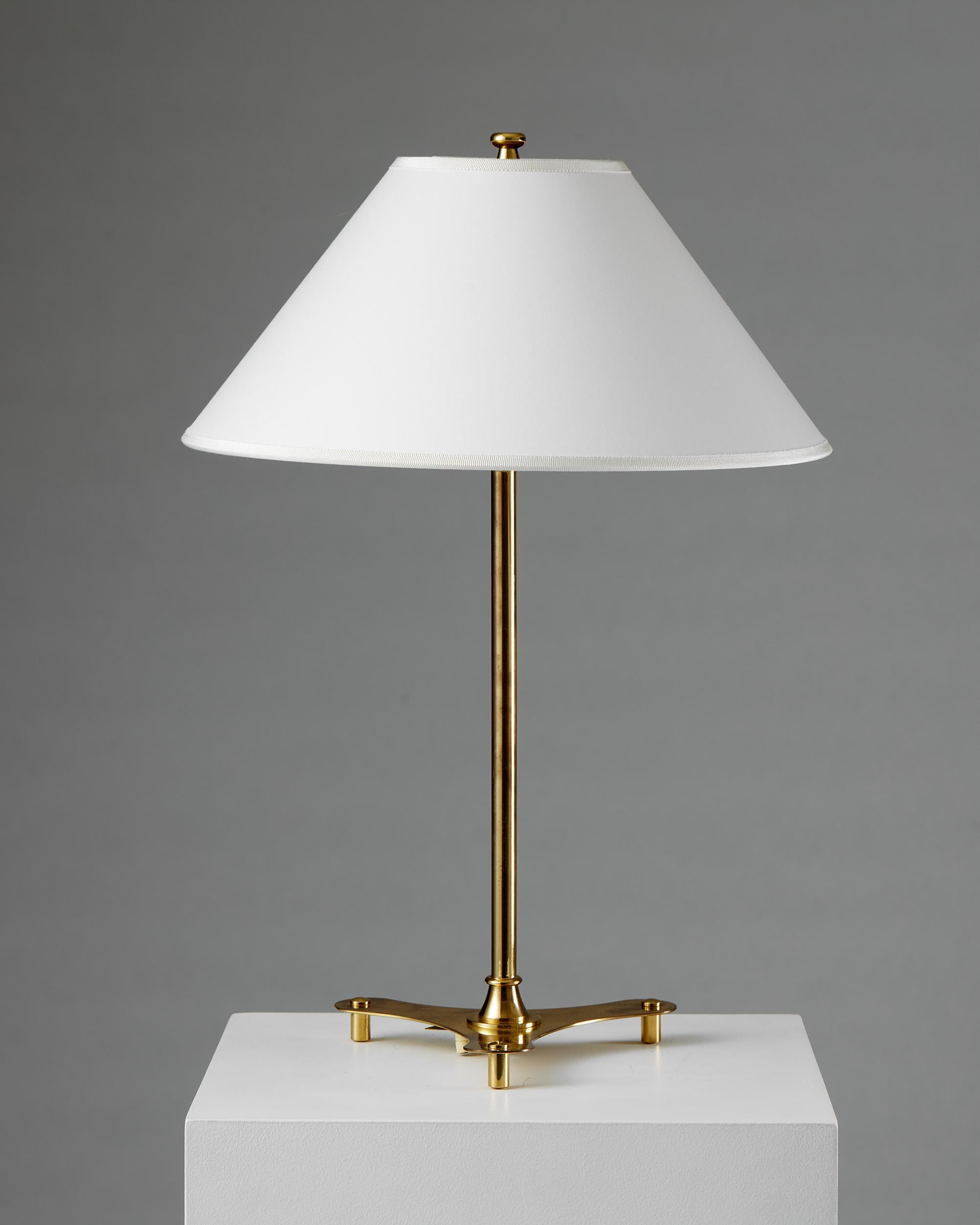 Swedish Pair of table lamps model 2552 designed by Josef Frank for Svenskt Tenn, 1950s For Sale