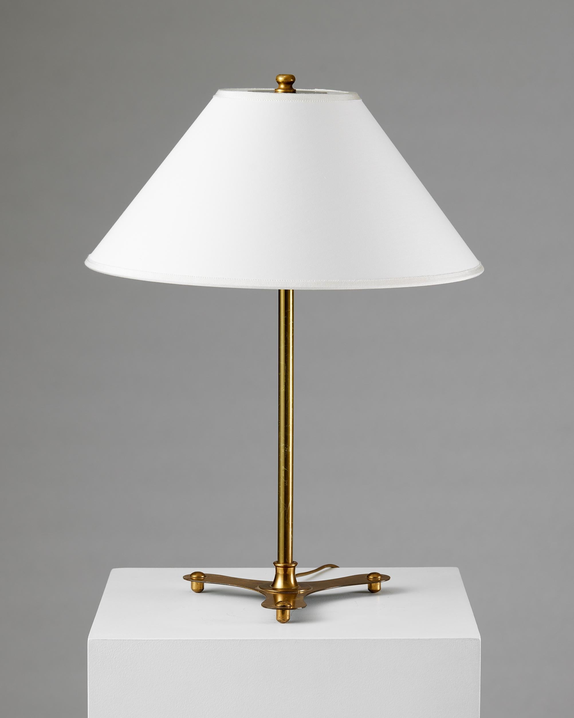 Brass Pair of table lamps model 2552 designed by Josef Frank for Svenskt Tenn, 1950s For Sale