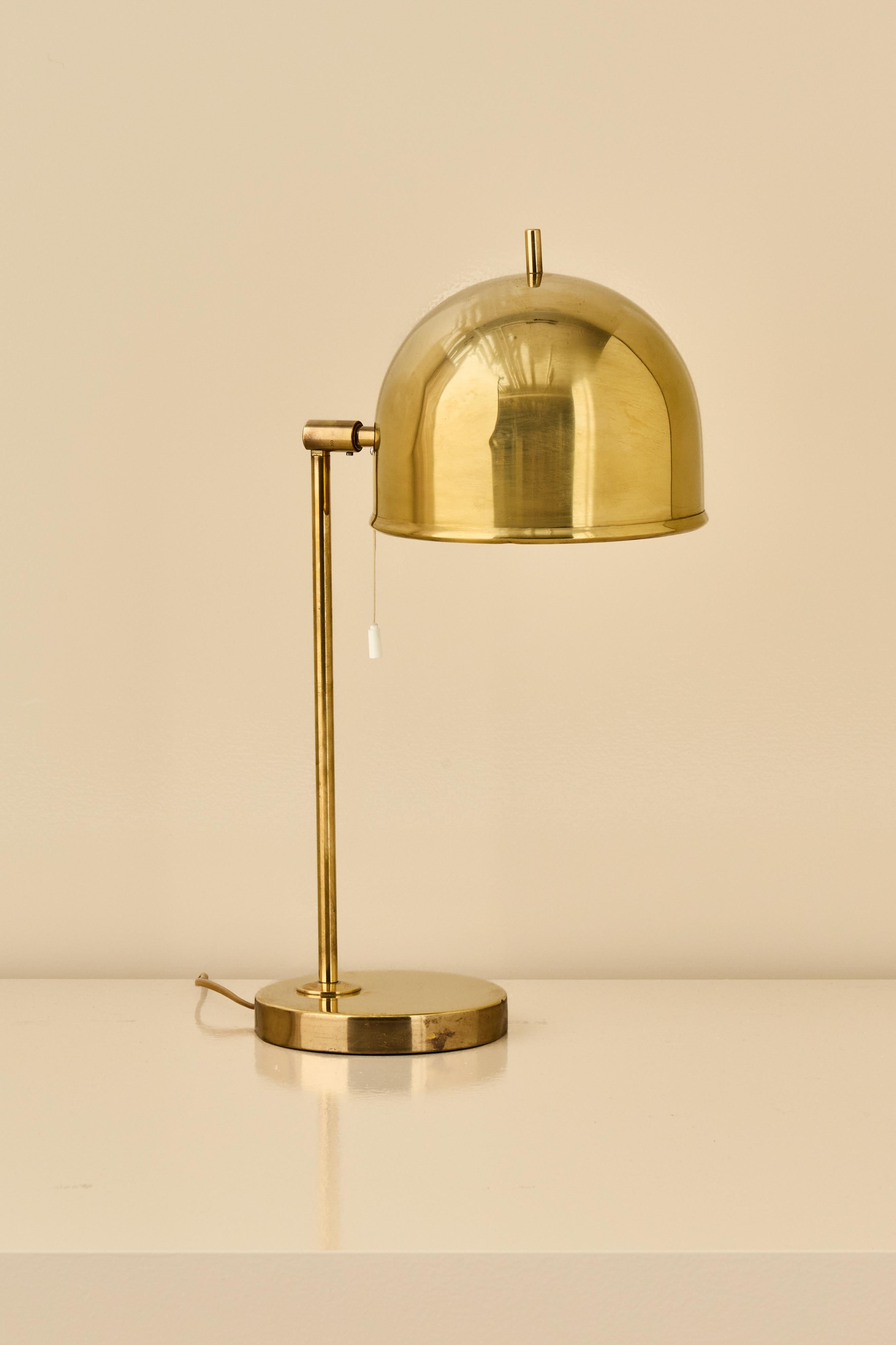 Lampada da tavolo in ottone, modello B-075 prodotto da Bergboms, Svezia, anni '60.
Il prezzo indicato è per la coppia. 
