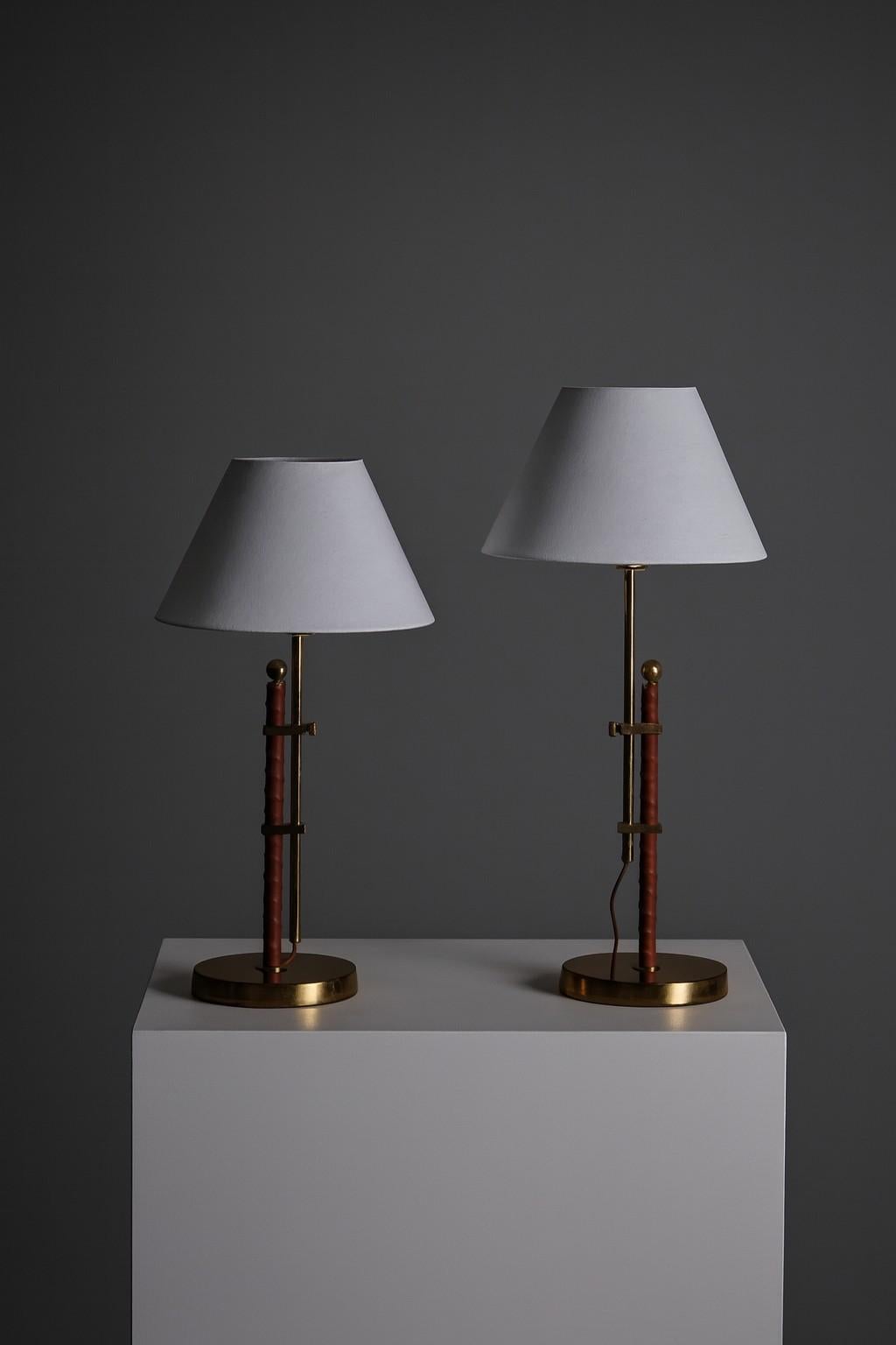 Pair of Swedish table lamps, model B-131, produced by Bergboms during the 1960s. The design combines refined proportions with a balanced use of materials typical of Scandinavian modernism.

Each lamp features a cylindrical brass base with a wrapped