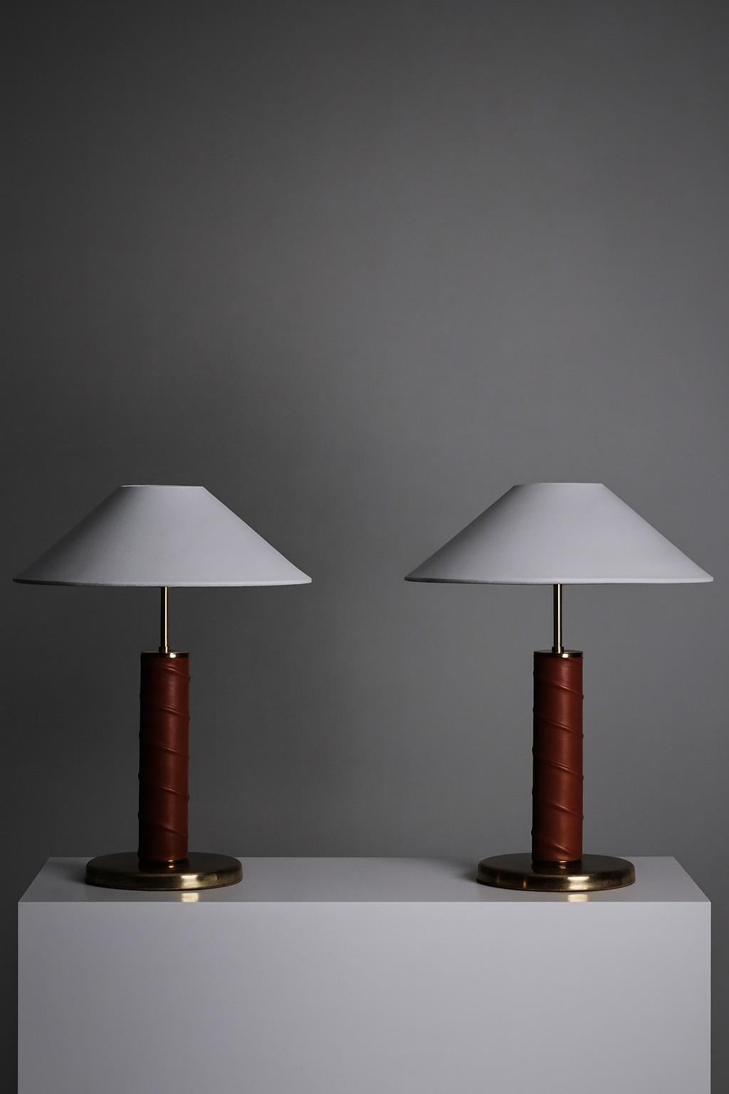 Paire de lampes de table suédoises, modèle GMA 700, fabriquées dans les années 1950. Un design épuré et équilibré, typique du modernisme scandinave, associant des formes simples à des matériaux bien choisis.

Les lampes présentent des bases