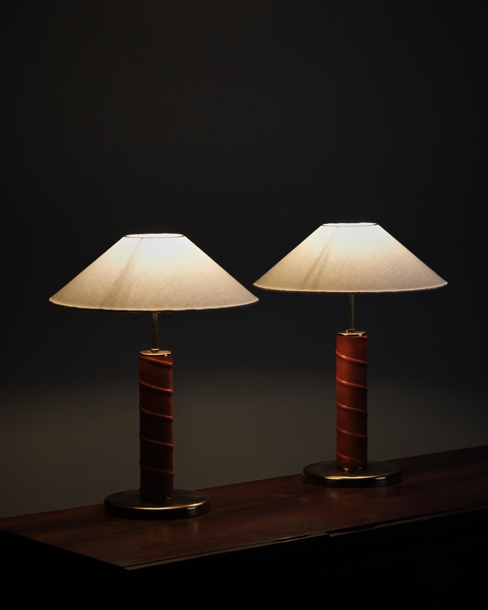 Laiton Paire de lampes de table Model No No 700, Anonyme, Suède, années 1950 en vente