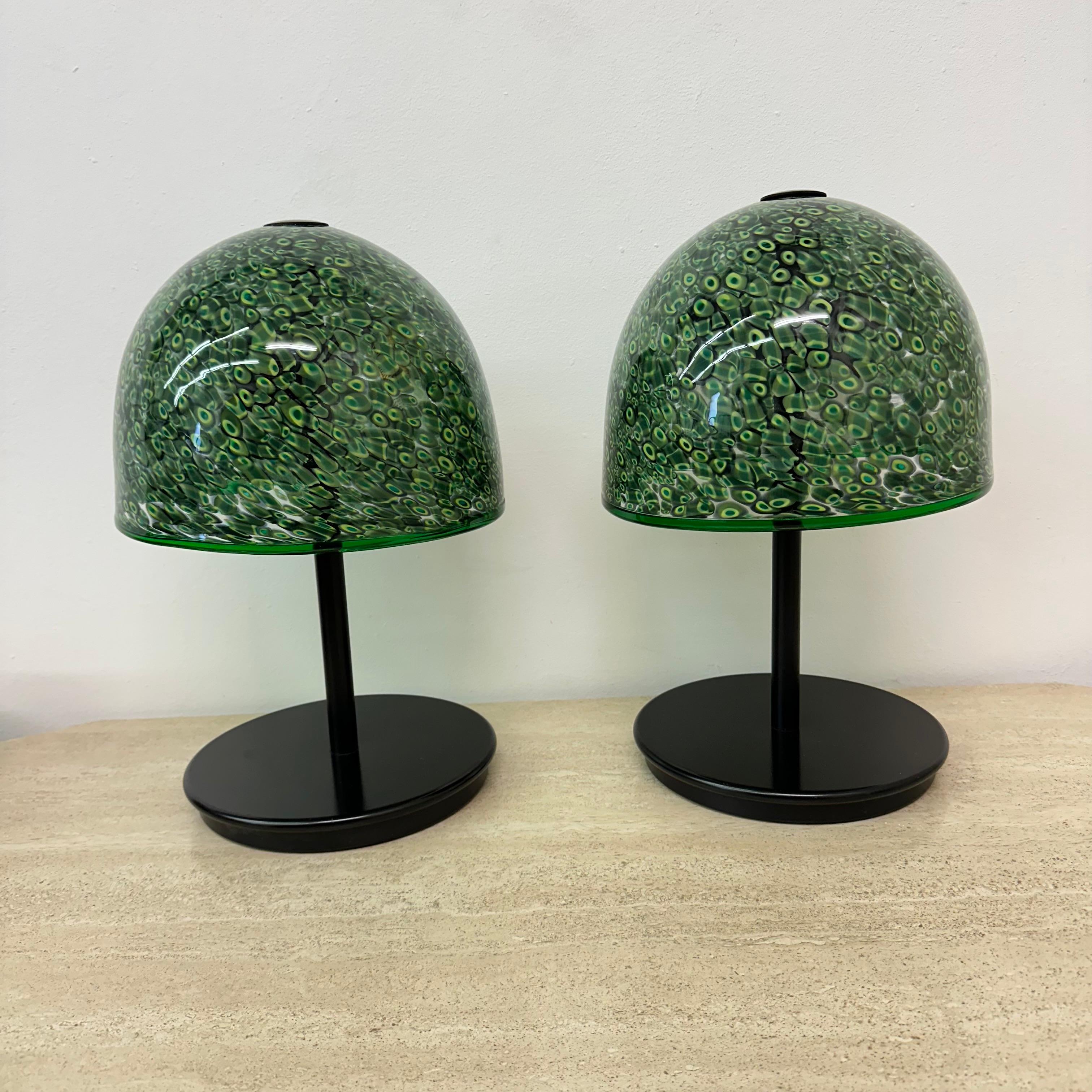Coppia di lampade da tavolo Model 'Neverinno' in vetro di Murano di Gae Aulenti per Vetreria Vistosi , anni '70 Italia

Dimensioni: 41c m di altezza, 23cm di diametro
Condizioni: Buono
Periodo: 1980's
Materiale: Vetro, metallo
Colore: verde, nero