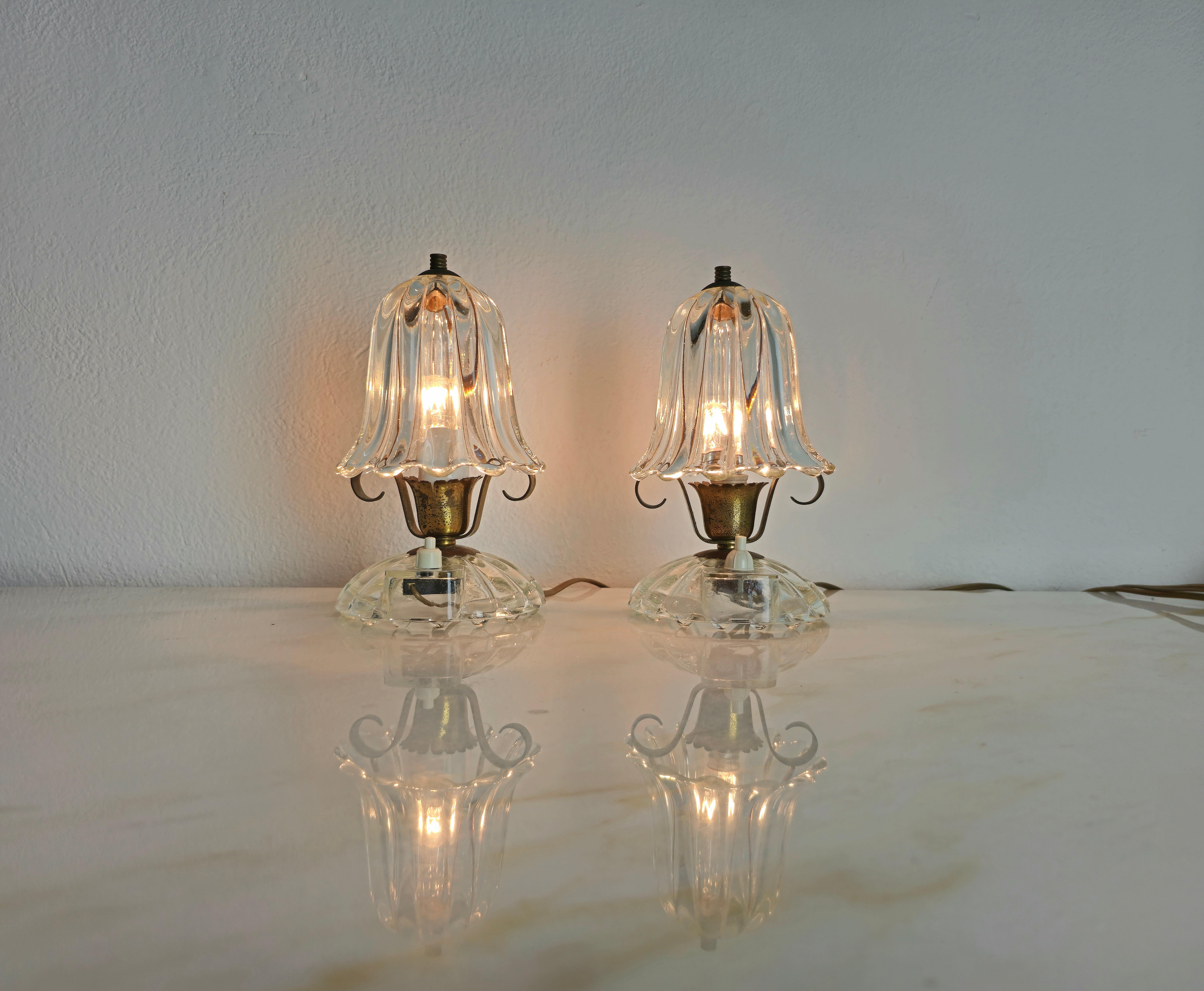 Set of 2 small table lamps produced in Italy in the 1950s by Barovier and Toso.
Each individual table lamp is made with a brass structure and Murano glass diffuser and base.