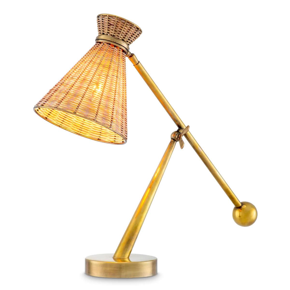 Paire de lampes de table, rotin naturel, finition laiton vintage.

Sublimez votre intérieur avec cette lampe à poser, mélange unique de design du milieu du siècle et d'inspiration internationale.
L'abat-jour de cette lampe de bureau intemporelle est
