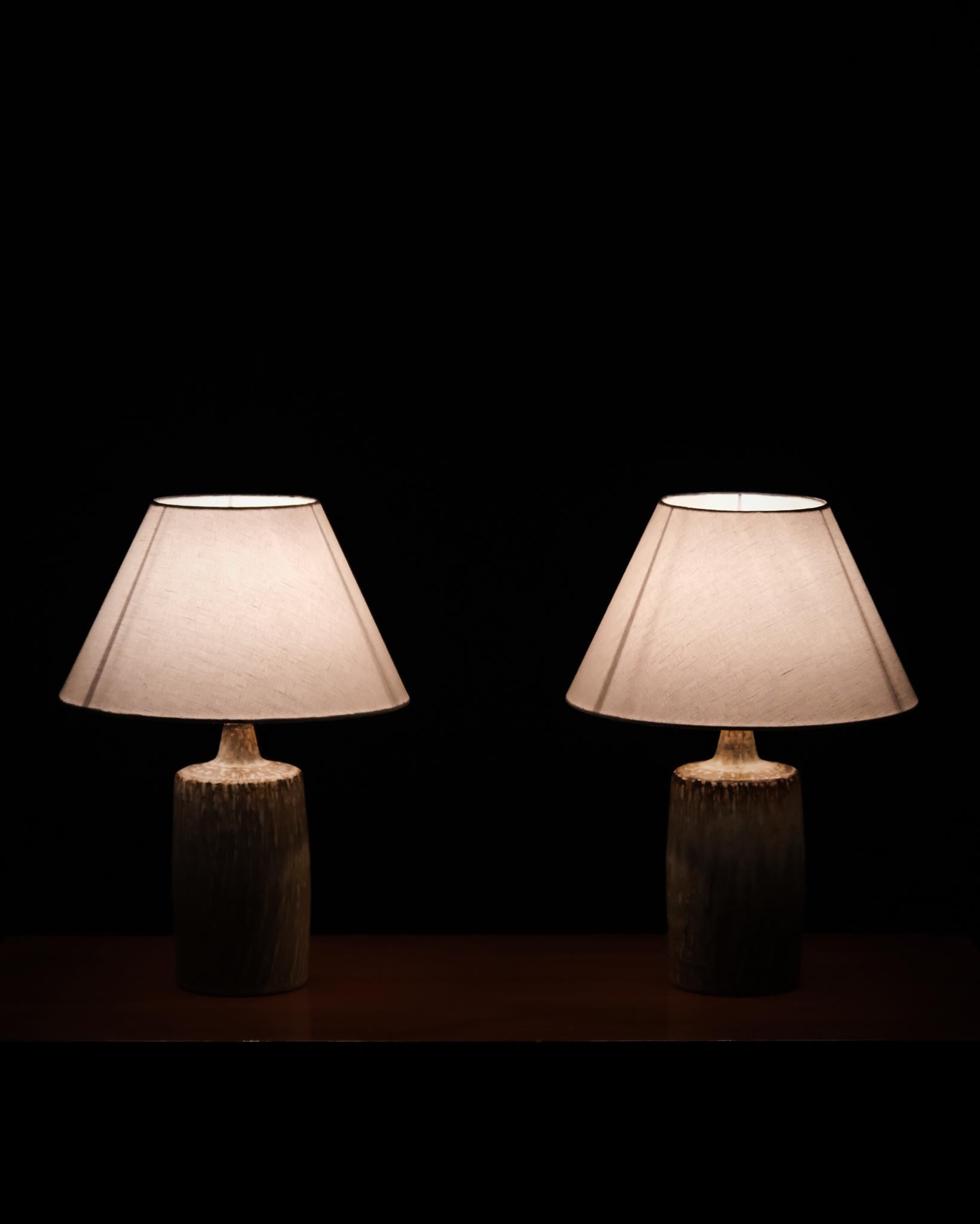 Paar schwedische Steingut-Tischlampen, Modell Rubus, entworfen von Gunnar Nylund für Rörstrand in den 1940er Jahren. Ein skulpturales und raffiniertes Design, typisch für die schwedische Moderne, das organische Formen mit einer natürlich getönten