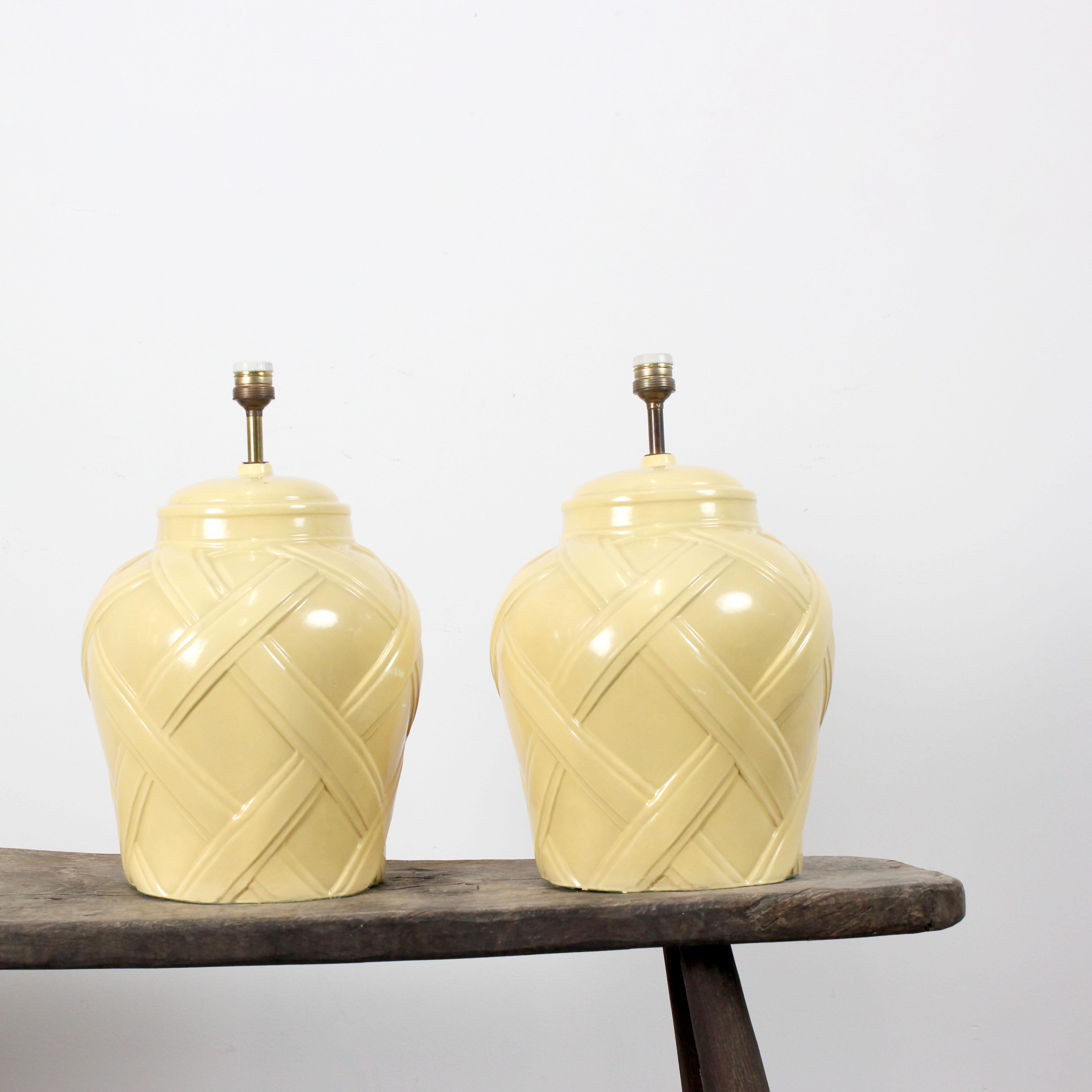 Paire de lampes de table en céramique émaillée jaune chaud avec décoration en relief simulant un tressage - Espagne/Italie - c. 1960