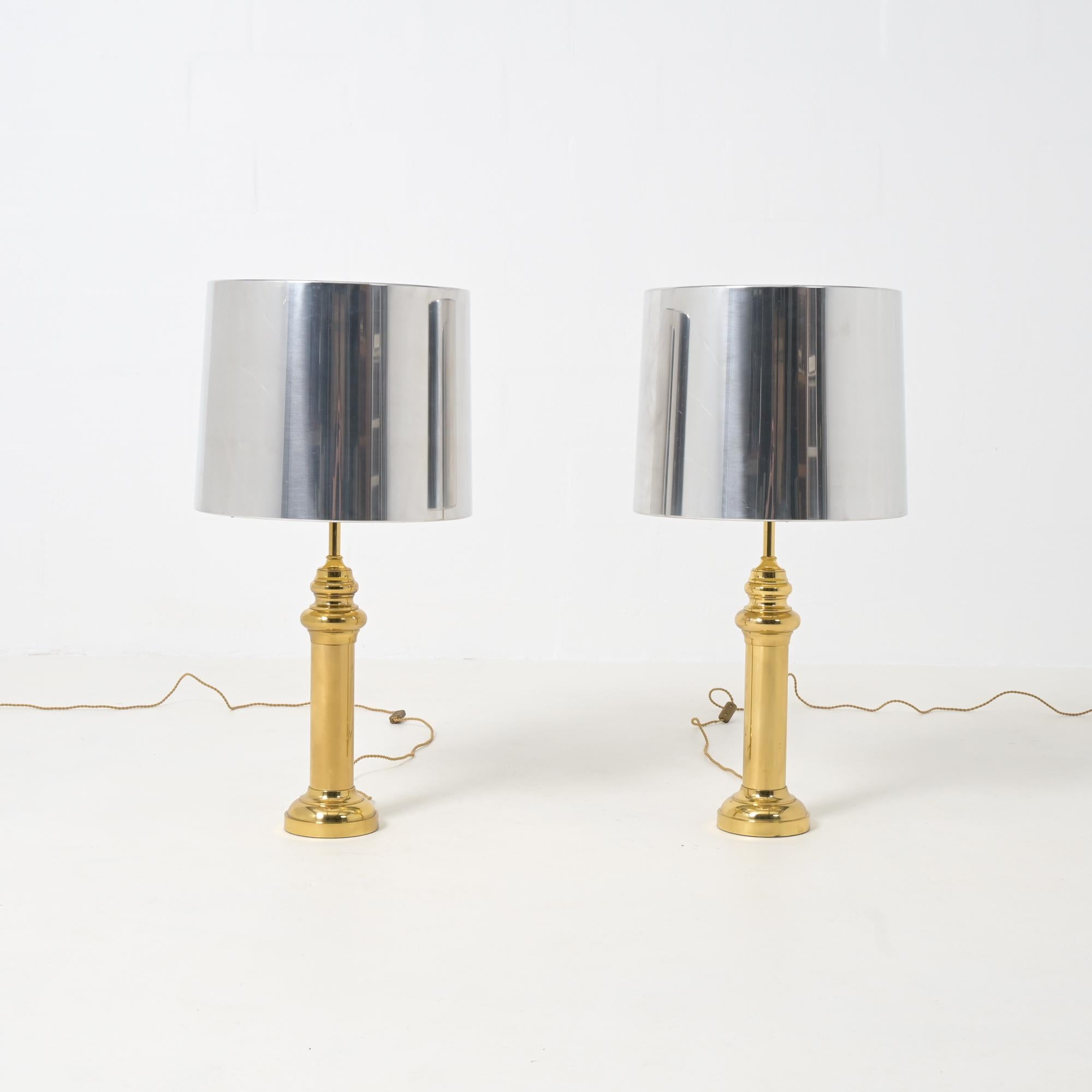 Ces élégants lampadaires ou lampes de table XL classiques datent des années 1970. La base de la colonne en laiton supporte un abat-jour en aluminium.
Les deux lampes sont en bon état, avec des signes normaux d'âge et d'utilisation.