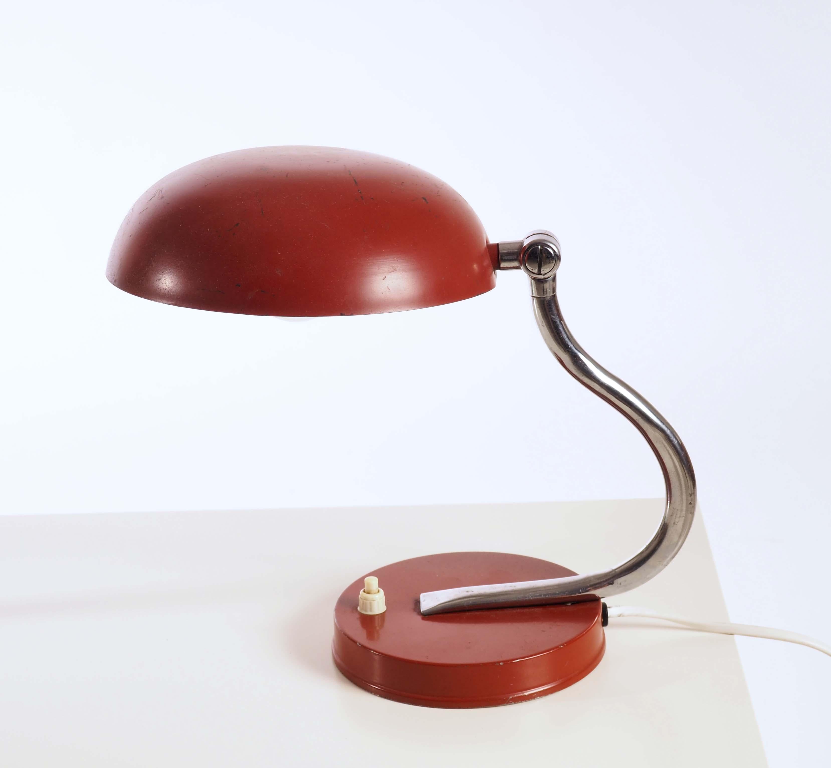 Paire de lampes de table en chrome et métal peint. Ils ont été fabriqués en Suède dans les années 1940. Les deux couleurs des lampes, l'une verte et l'autre rouge, s'harmonisent parfaitement.
   