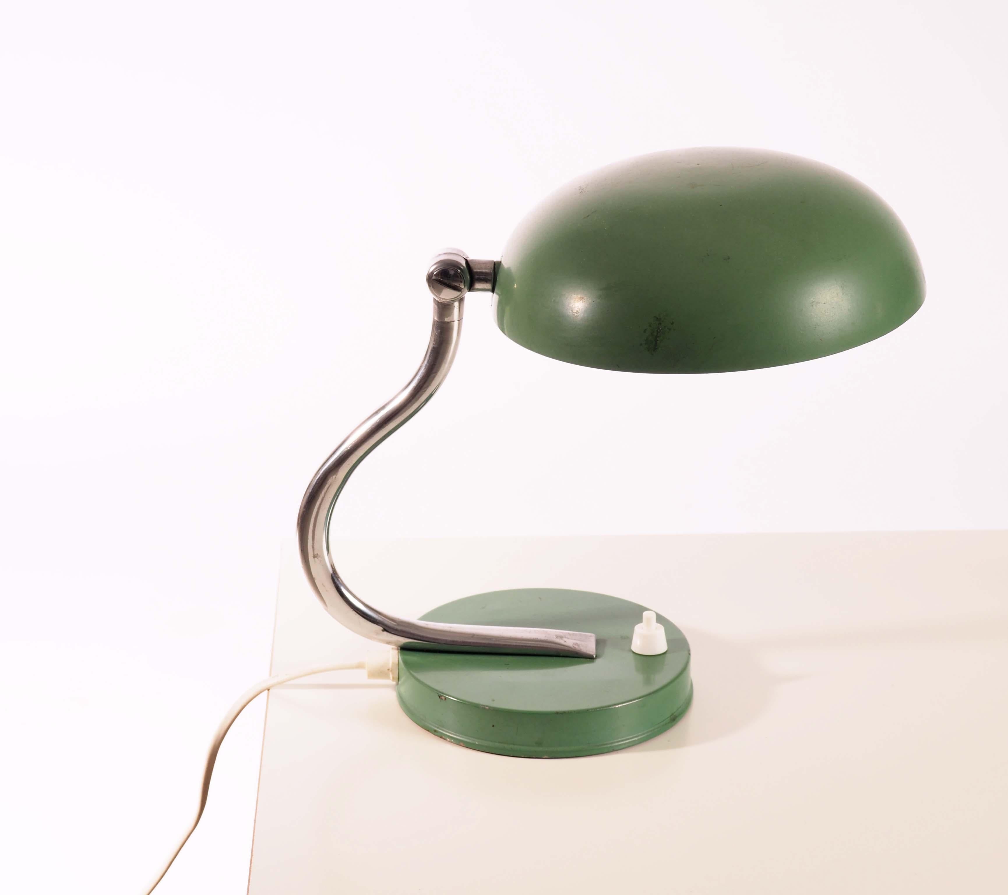 Scandinave moderne Paire de lampes de bureau en métal laqué, fabriquées en Suède dans les années 1940 en vente