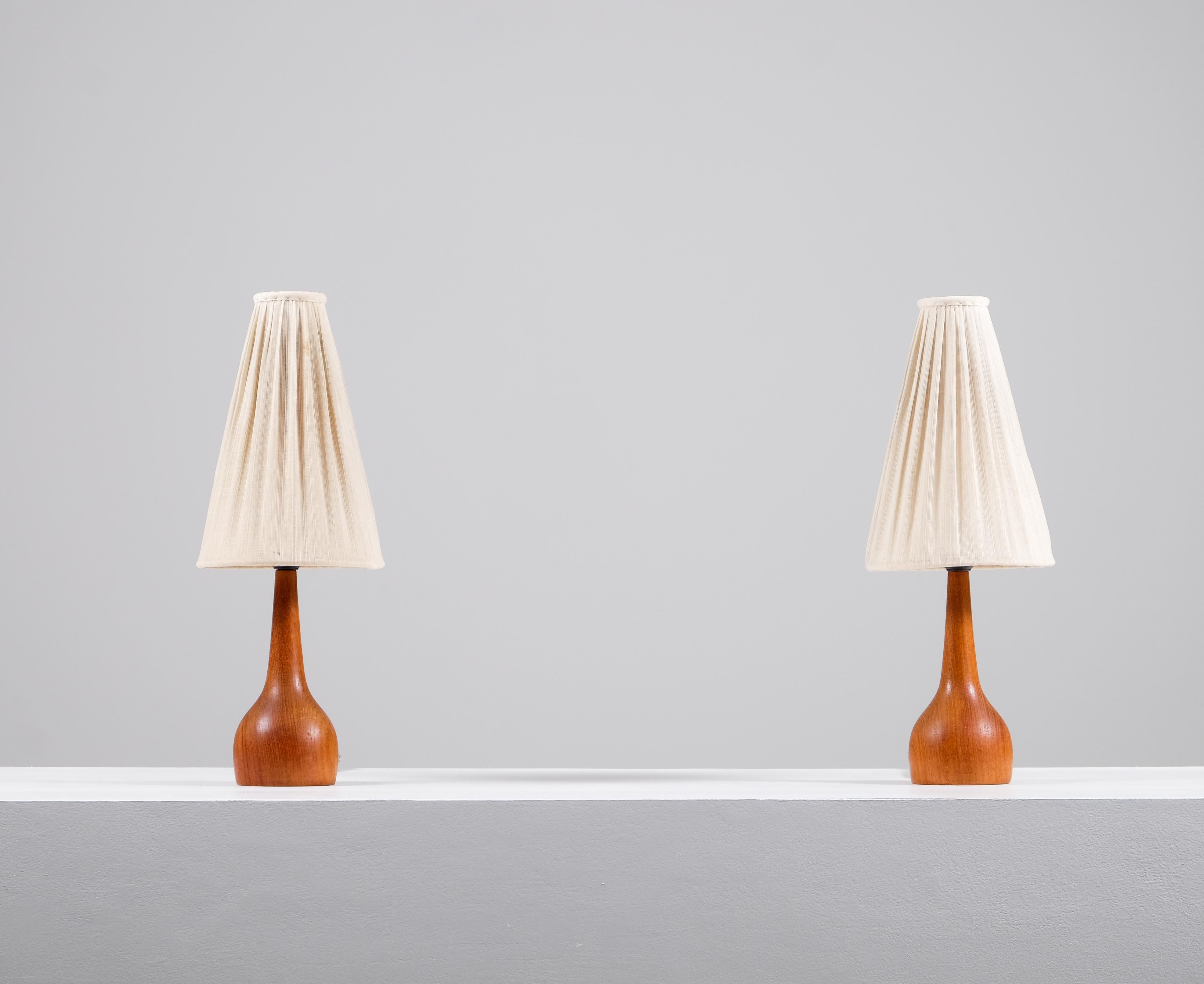 Paire de lampes de table en teck produites en Suède dans les années 1960.