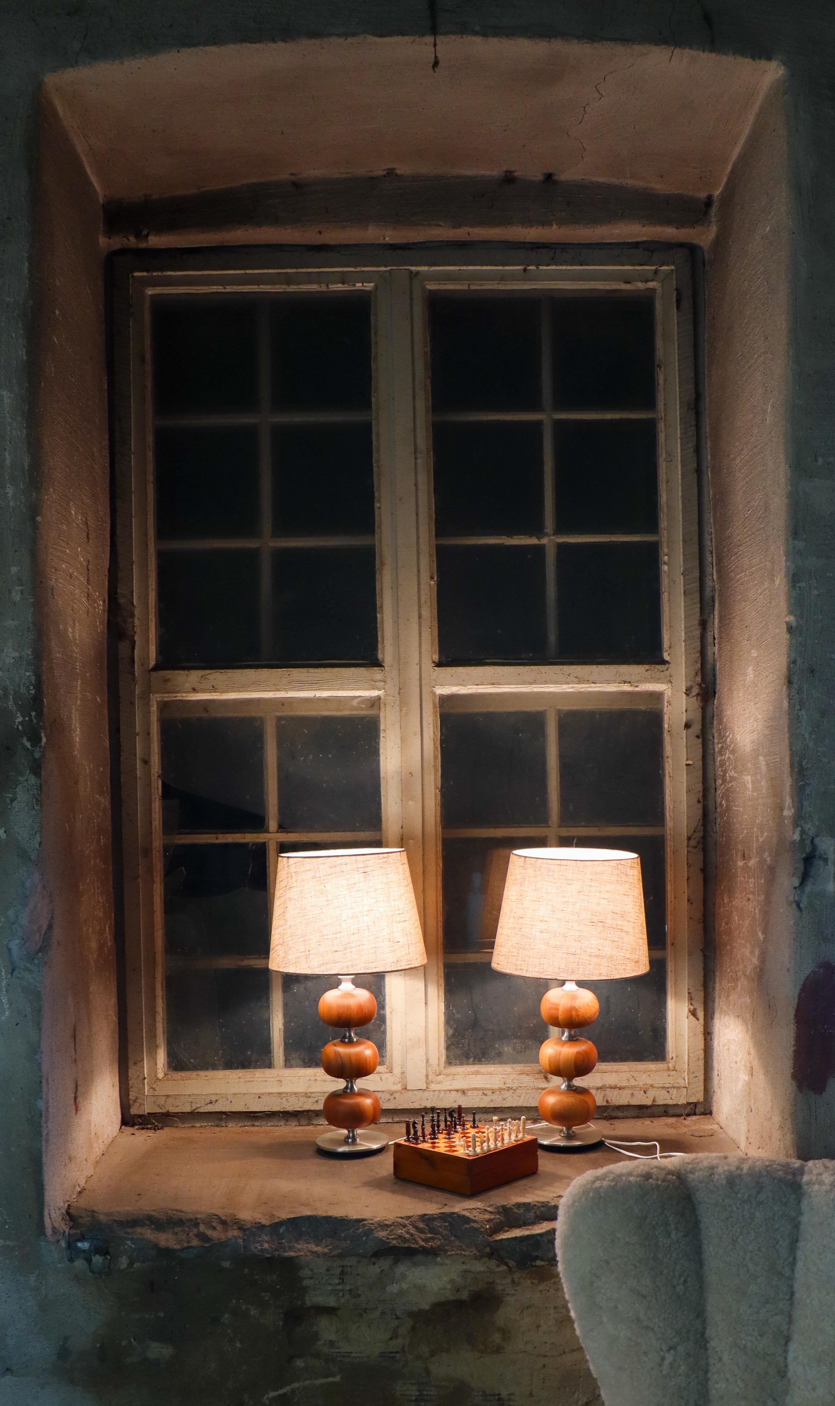 Pareja de Lámparas de Mesa, Nogal- Tranås Stilarmatur Años 60 - Henrik Blomqvist Moderno de mediados de siglo en venta