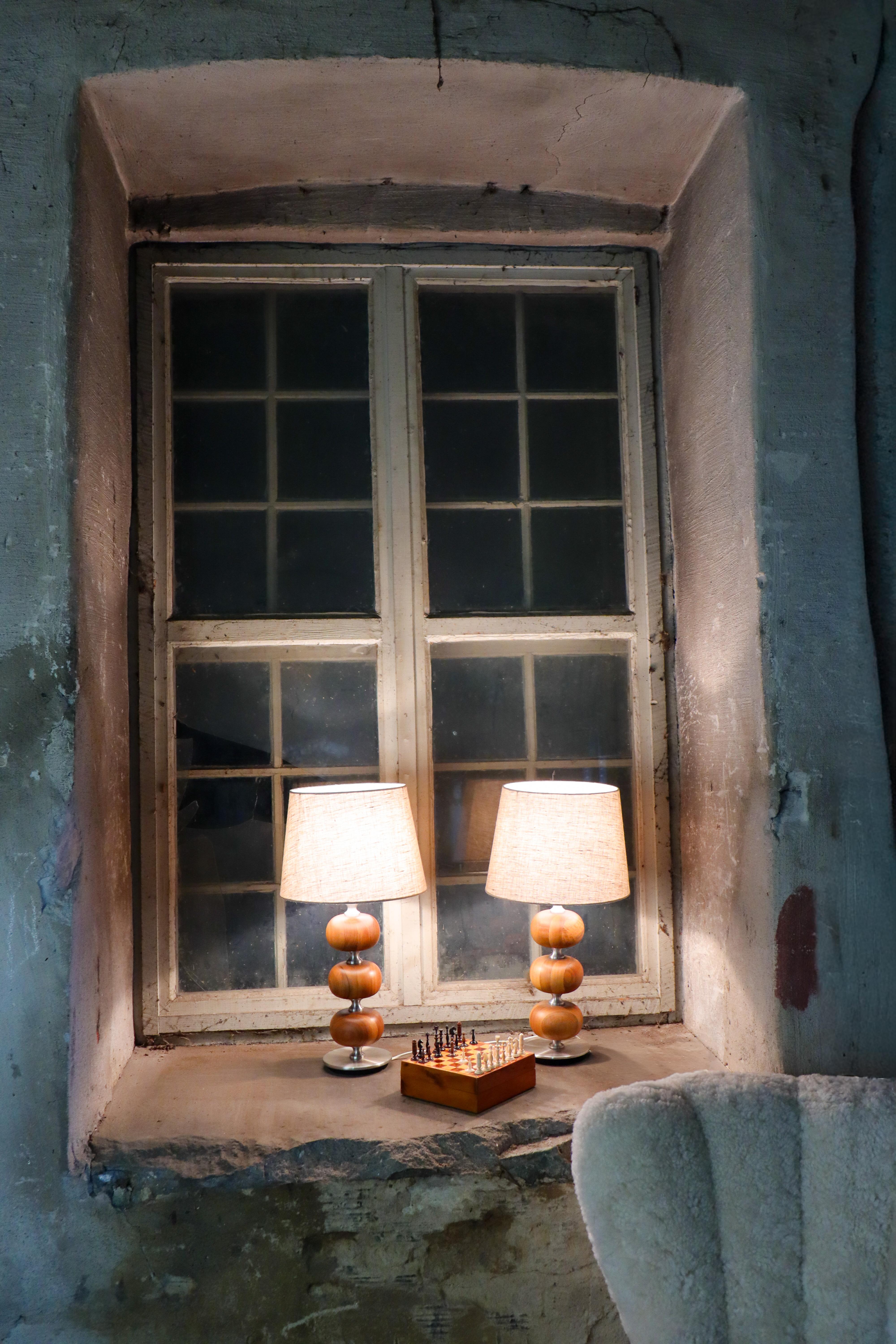 Pareja de Lámparas de Mesa, Nogal- Tranås Stilarmatur Años 60 - Henrik Blomqvist Sueco en venta