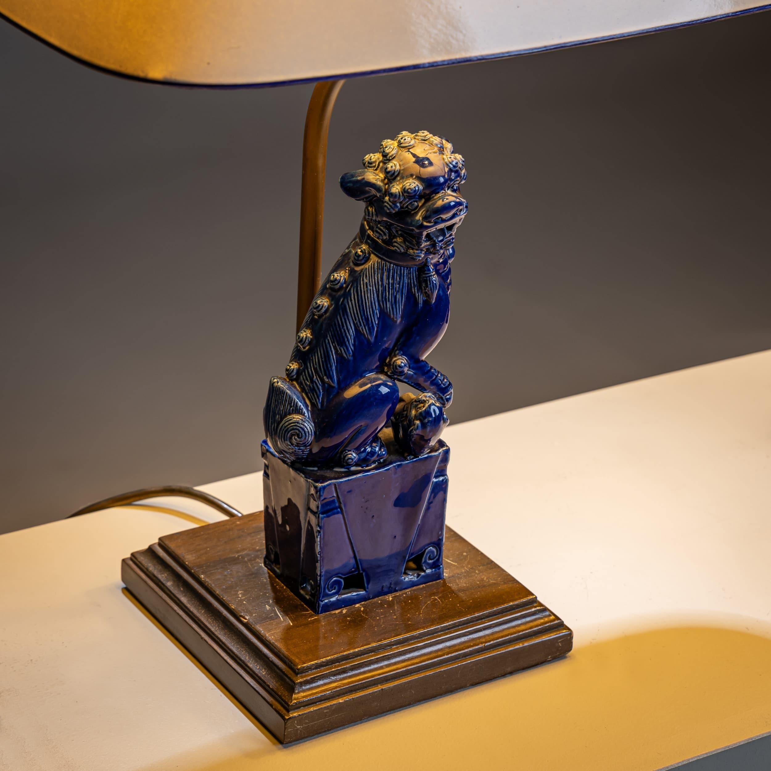 Pareja de lámparas de sobremesa con perros fu vidriados en azul, Siglo XX Moderno en venta