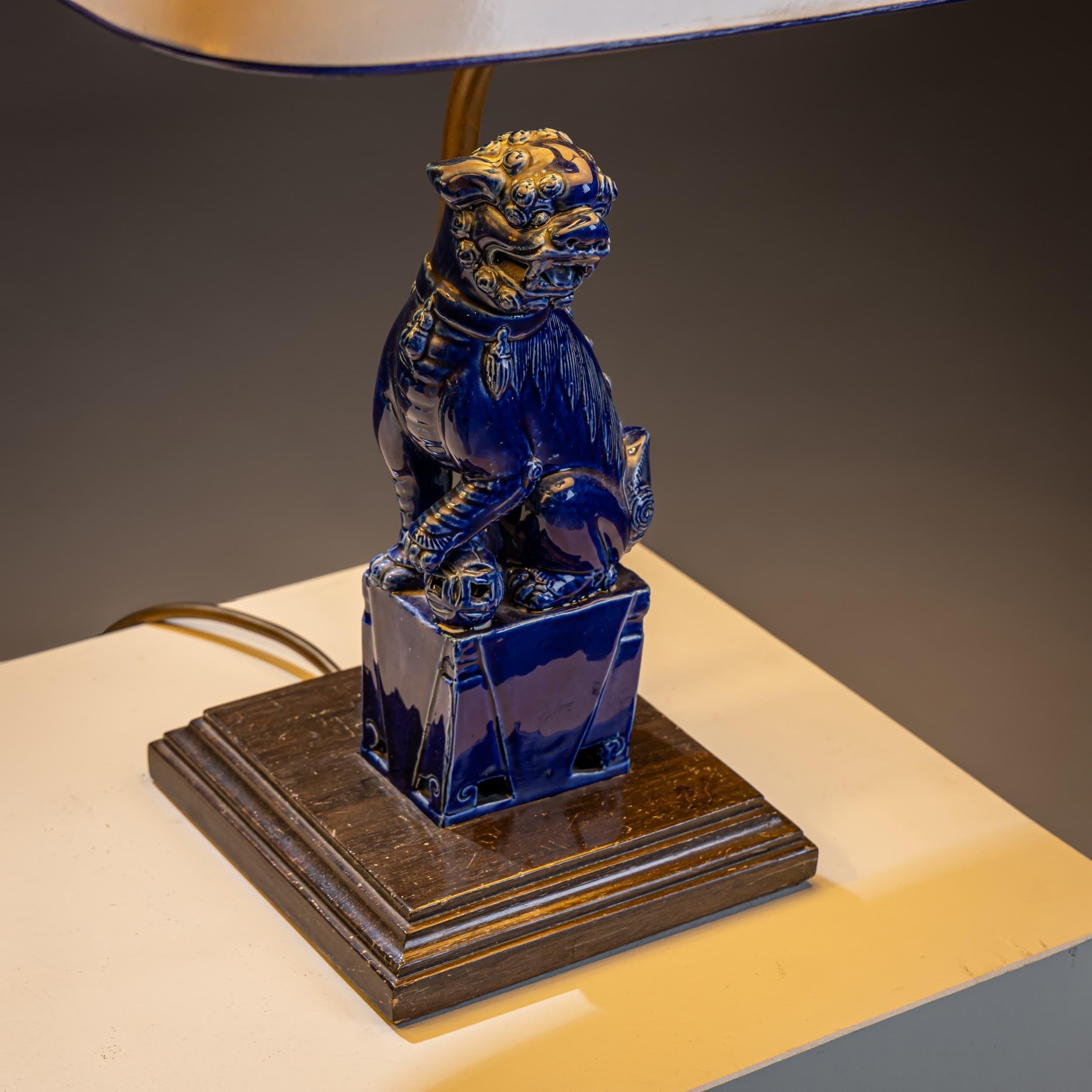 Pareja de lámparas de sobremesa con perros fu vidriados en azul, Siglo XX en Bueno estado para la venta en Greding, DE