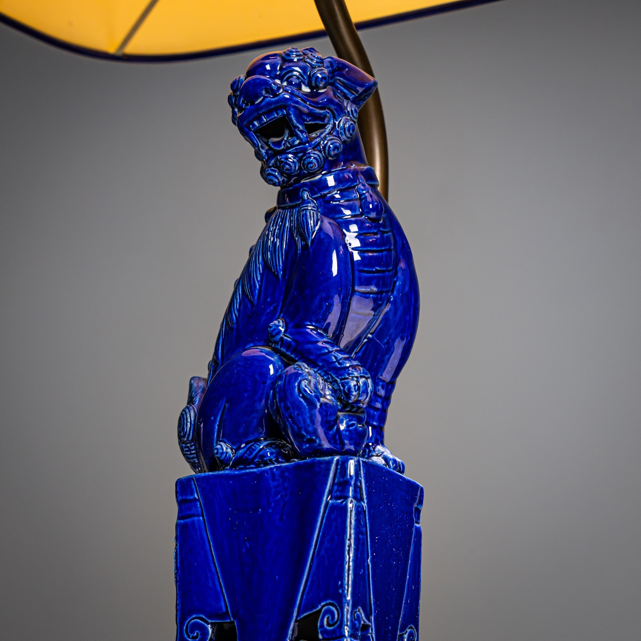 Pareja de lámparas de sobremesa con perros fu vidriados en azul, Siglo XX siglo XX en venta