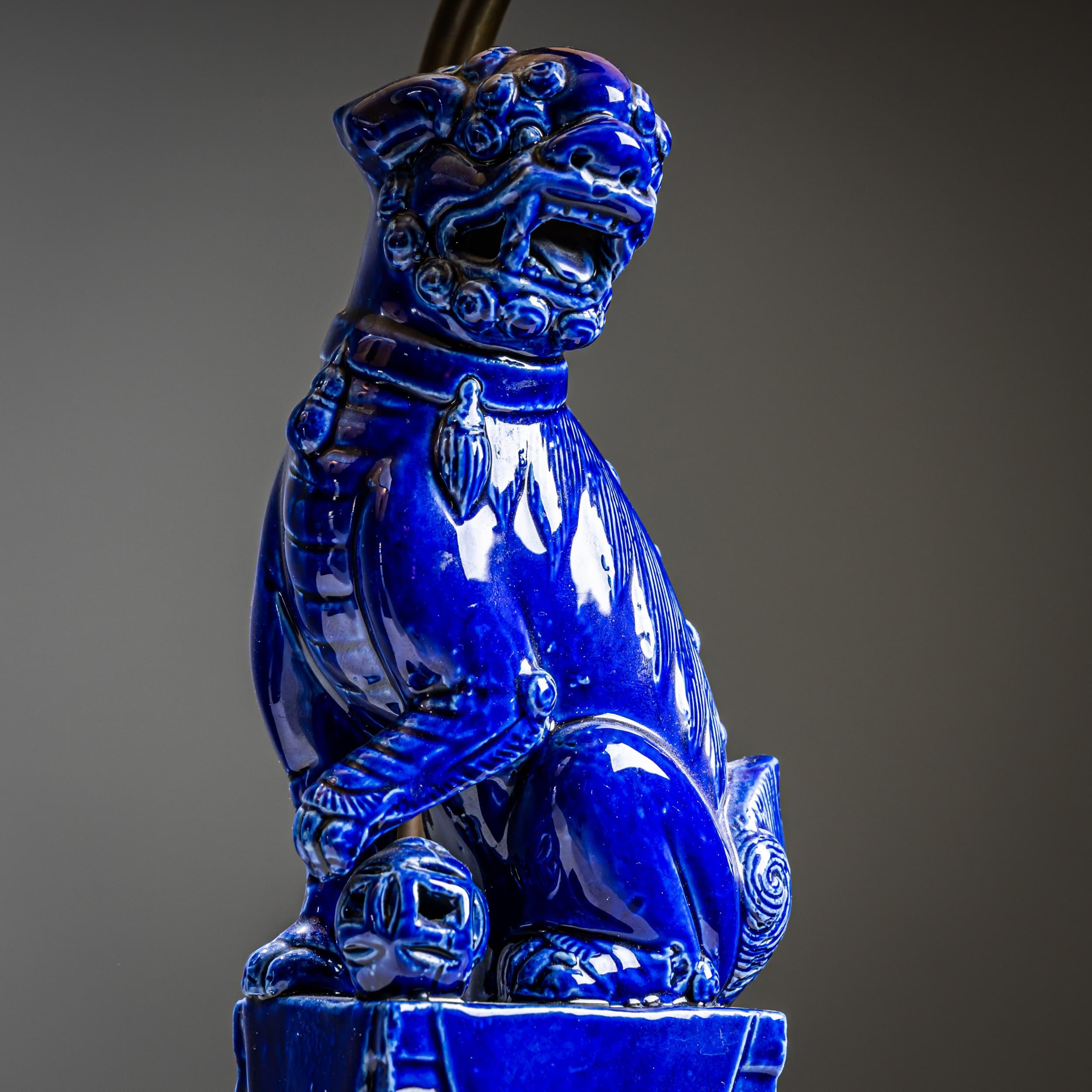 Pareja de lámparas de sobremesa con perros fu vidriados en azul, Siglo XX Cerámico en venta
