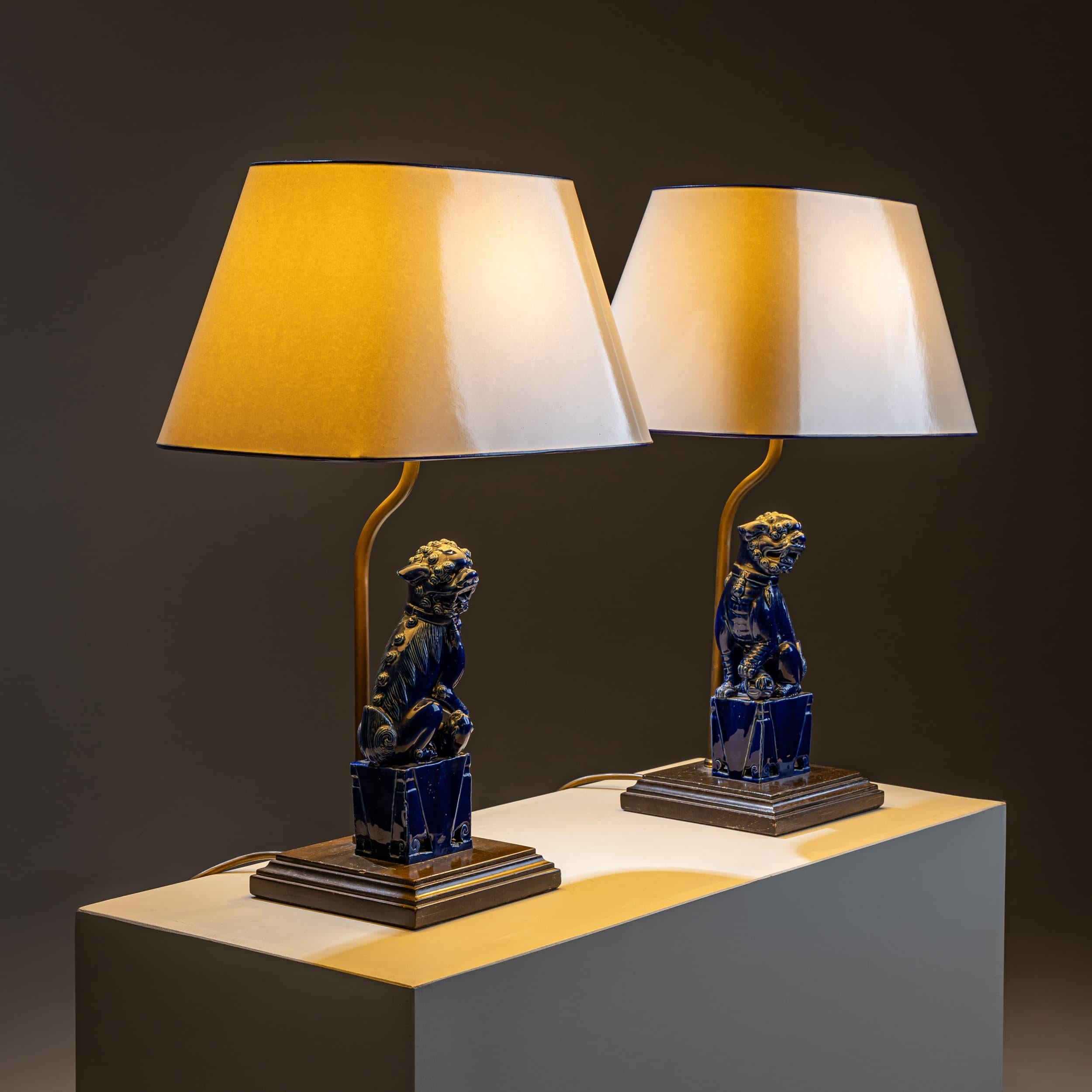 Pareja de lámparas de sobremesa con perros fu vidriados en azul, Siglo XX en venta 1