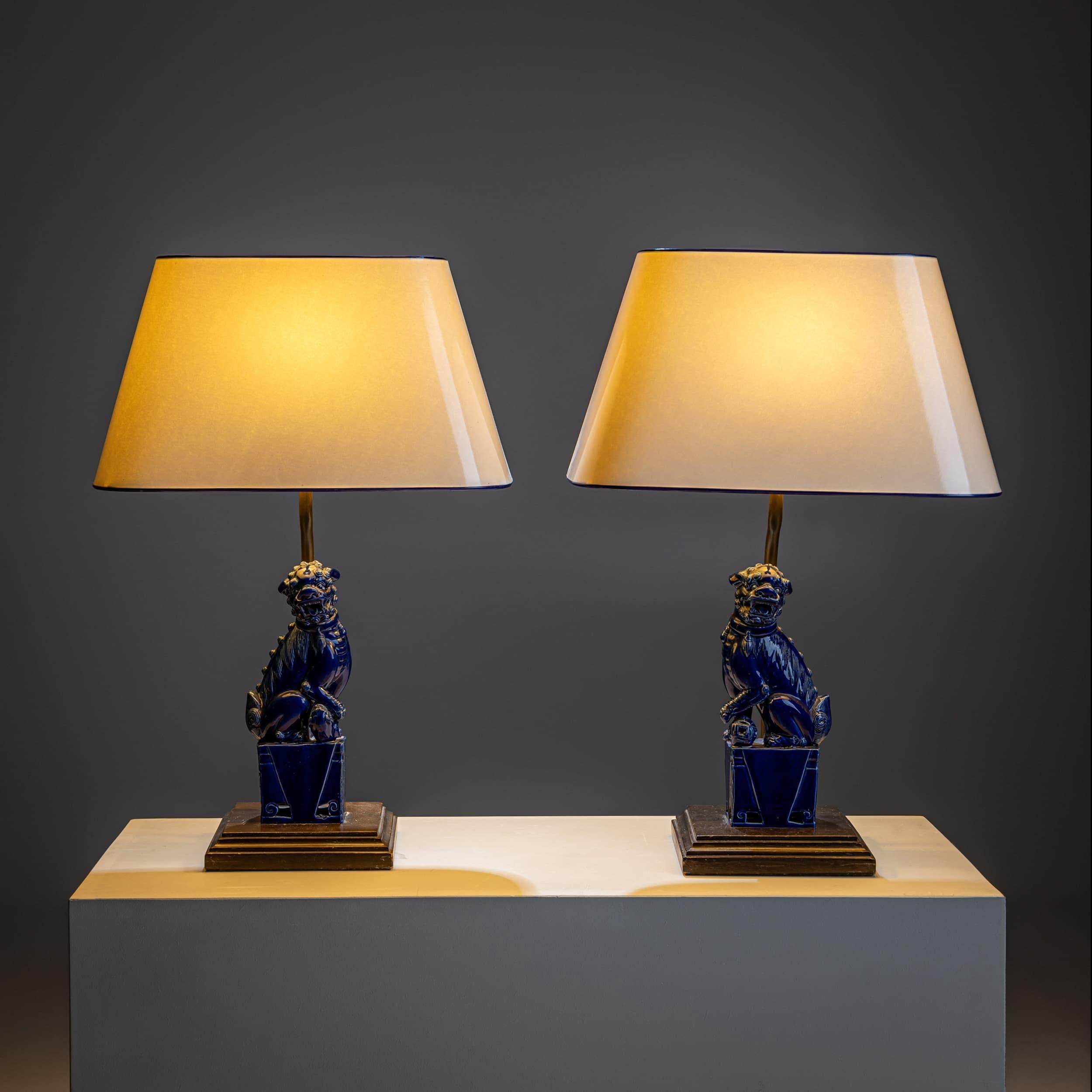 Pareja de lámparas de sobremesa con perros fu vidriados en azul, Siglo XX en venta 2