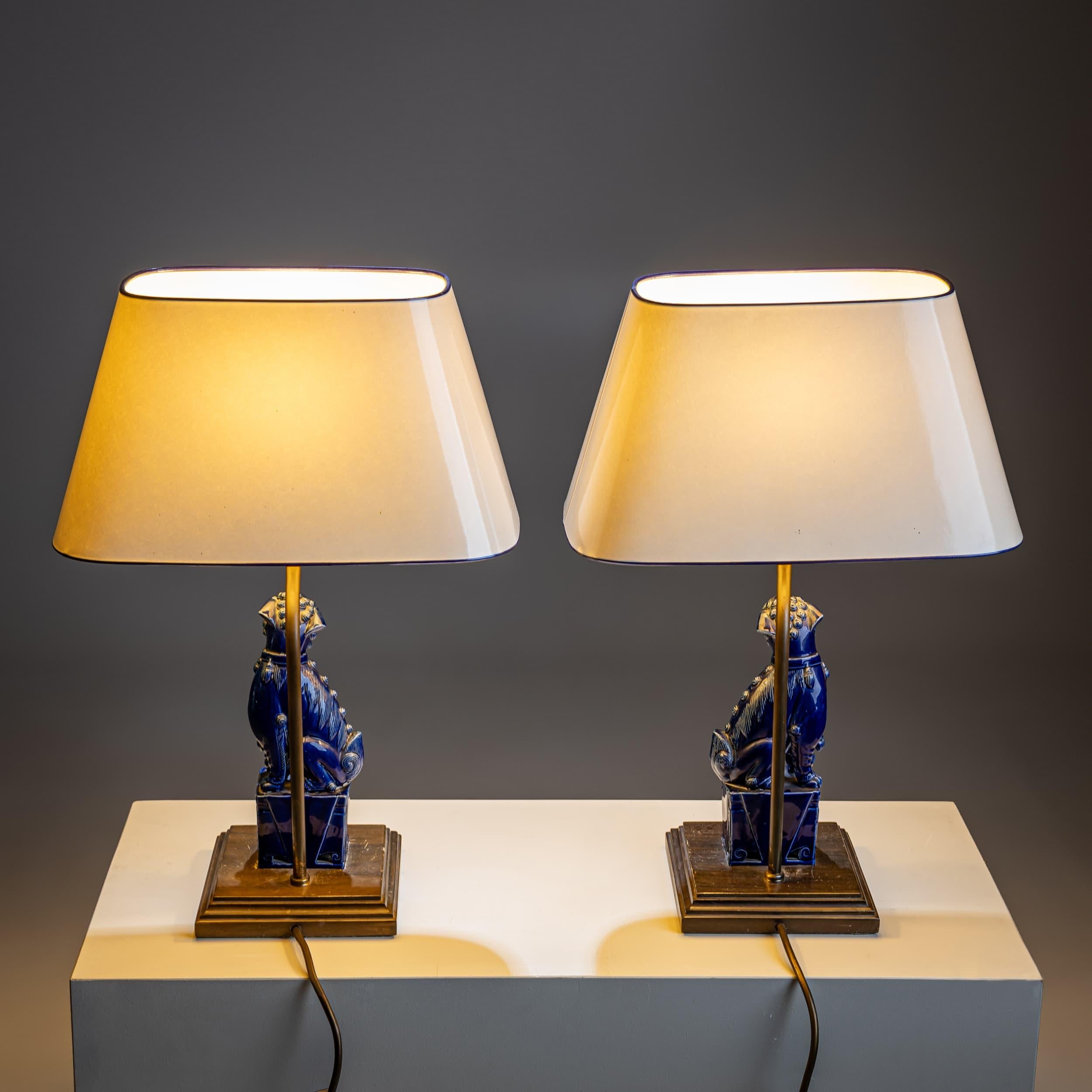Pareja de lámparas de sobremesa con perros fu vidriados en azul, Siglo XX en venta 3