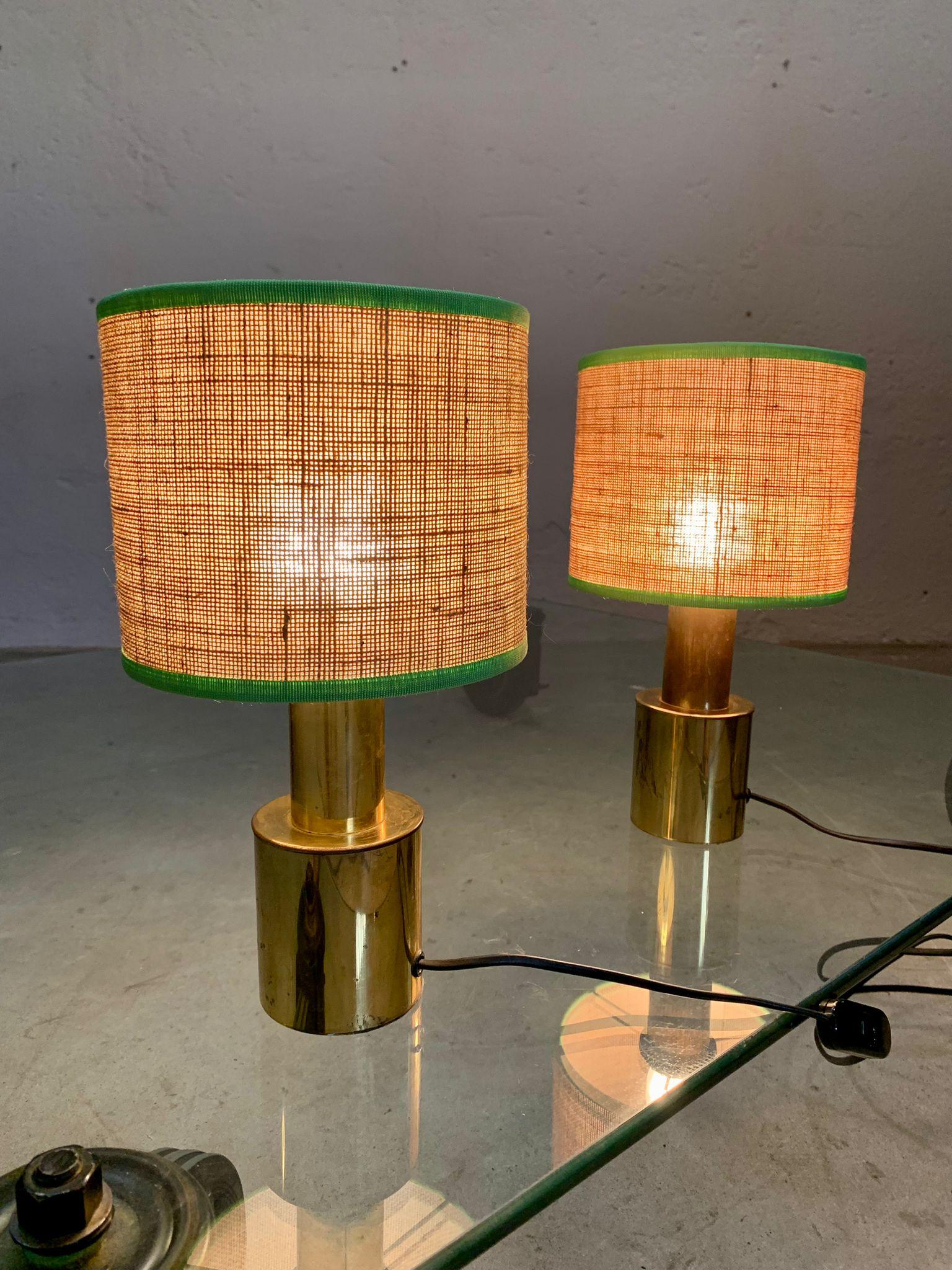  Pair of table lamps with brass structure and straw lampshades, 1970, Italy
Turned metal base, gilt finish. Cylindrical vienna straw fabric lampshade, metal inner structure. 
Working electrical system. Good state of preservation.
Height 33 cm,