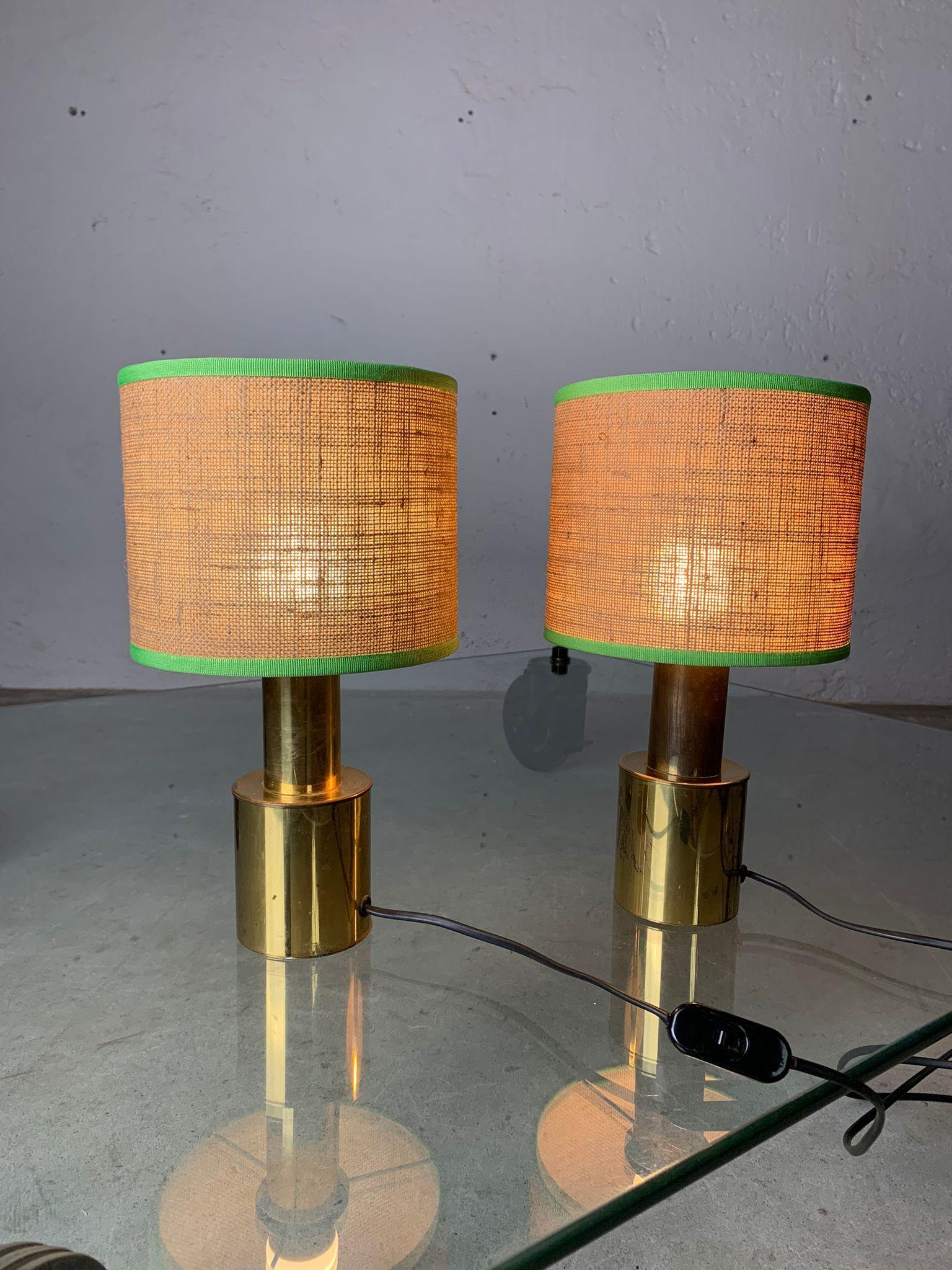 Mid-Century moderno Pair of table lamps with brass structure and straw lampshades, 1970, Italy in vendita