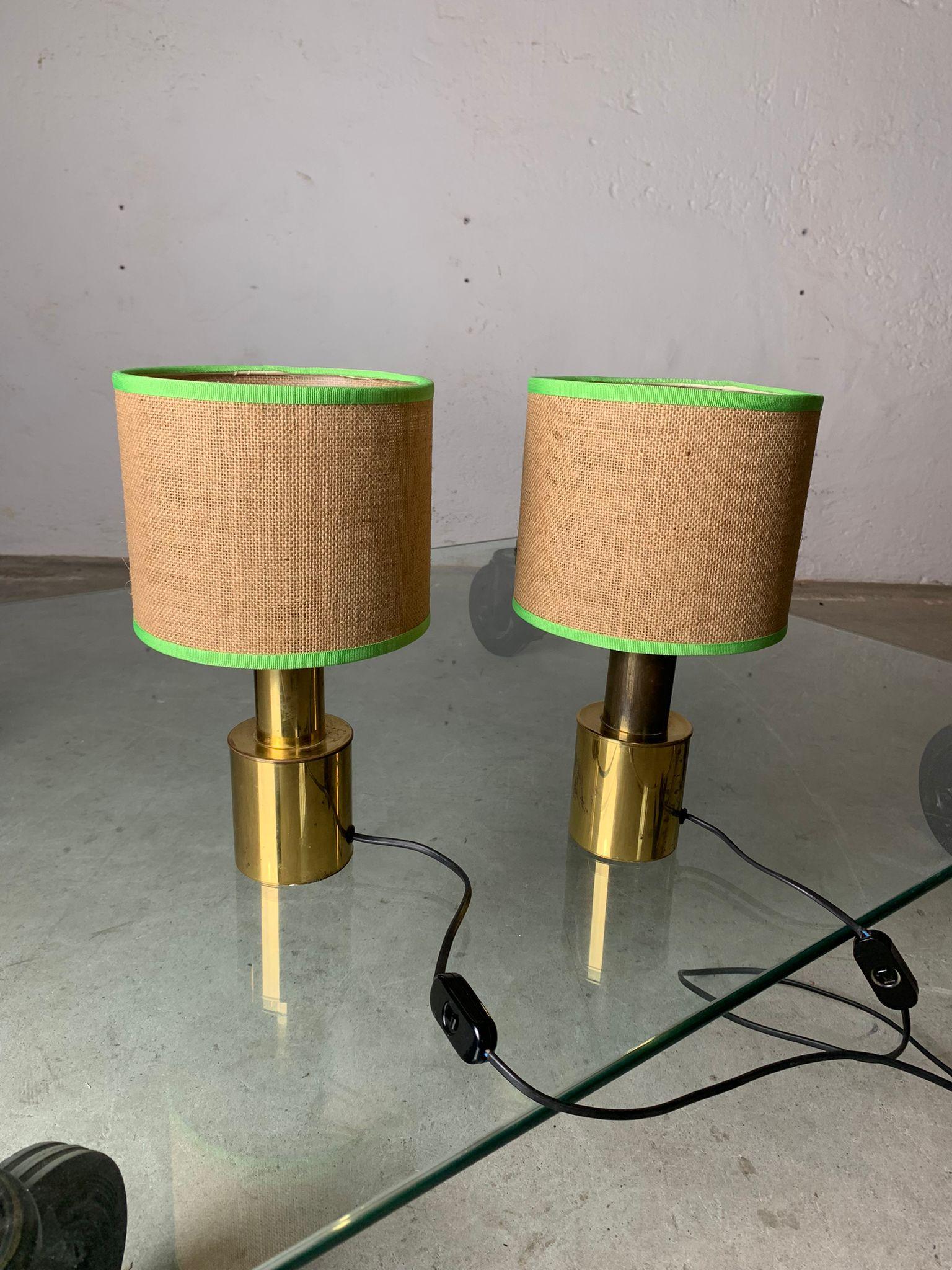 Italian Pair of table lamps with brass structure and straw lampshades, 1970, Italy in vendita