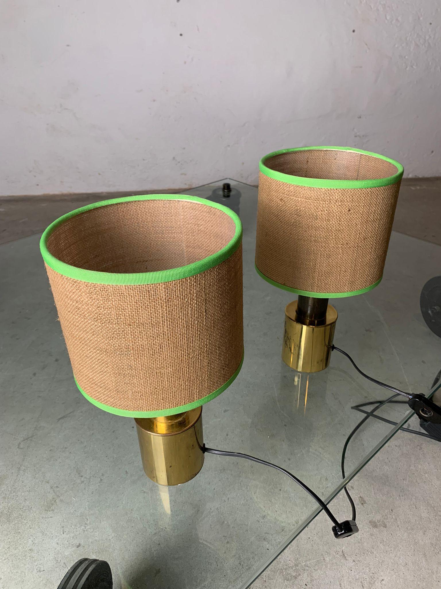 Pair of table lamps with brass structure and straw lampshades, 1970, Italy In condizioni buone in vendita a Milano, IT