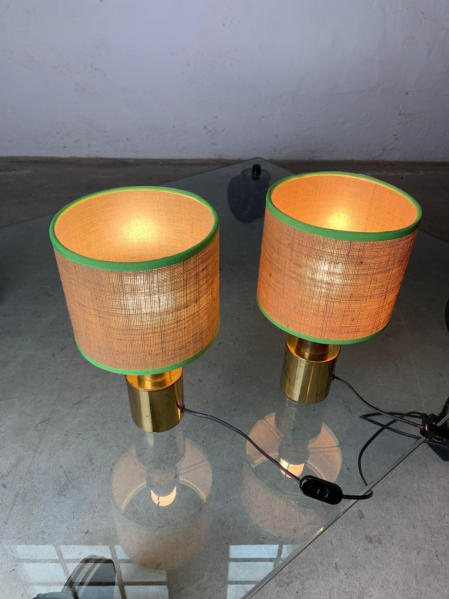 Metallo Pair of table lamps with brass structure and straw lampshades, 1970, Italy in vendita