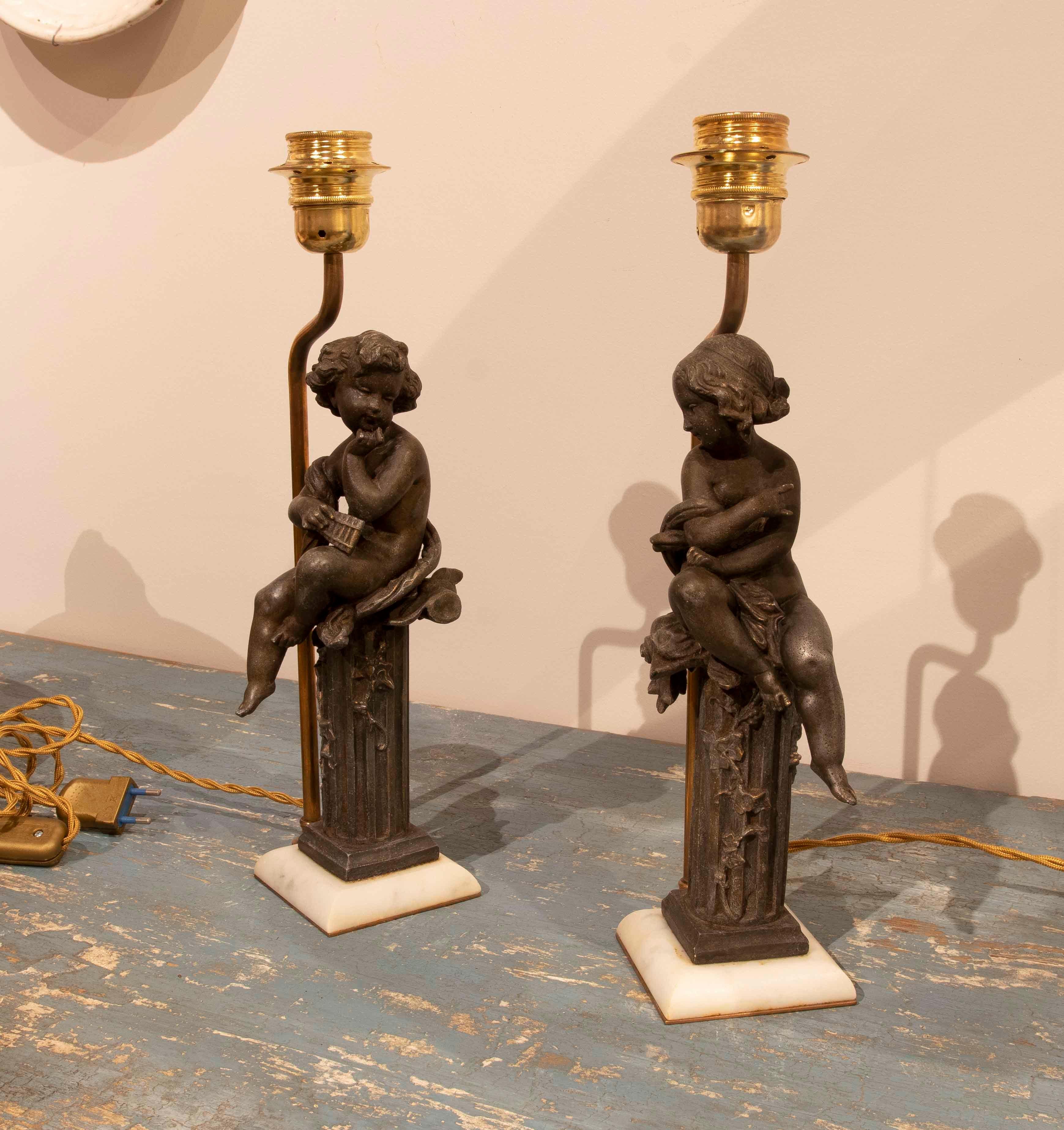 French Pair of Table Lamps with Children in Calamine with Marble and Brass Base For Sale
