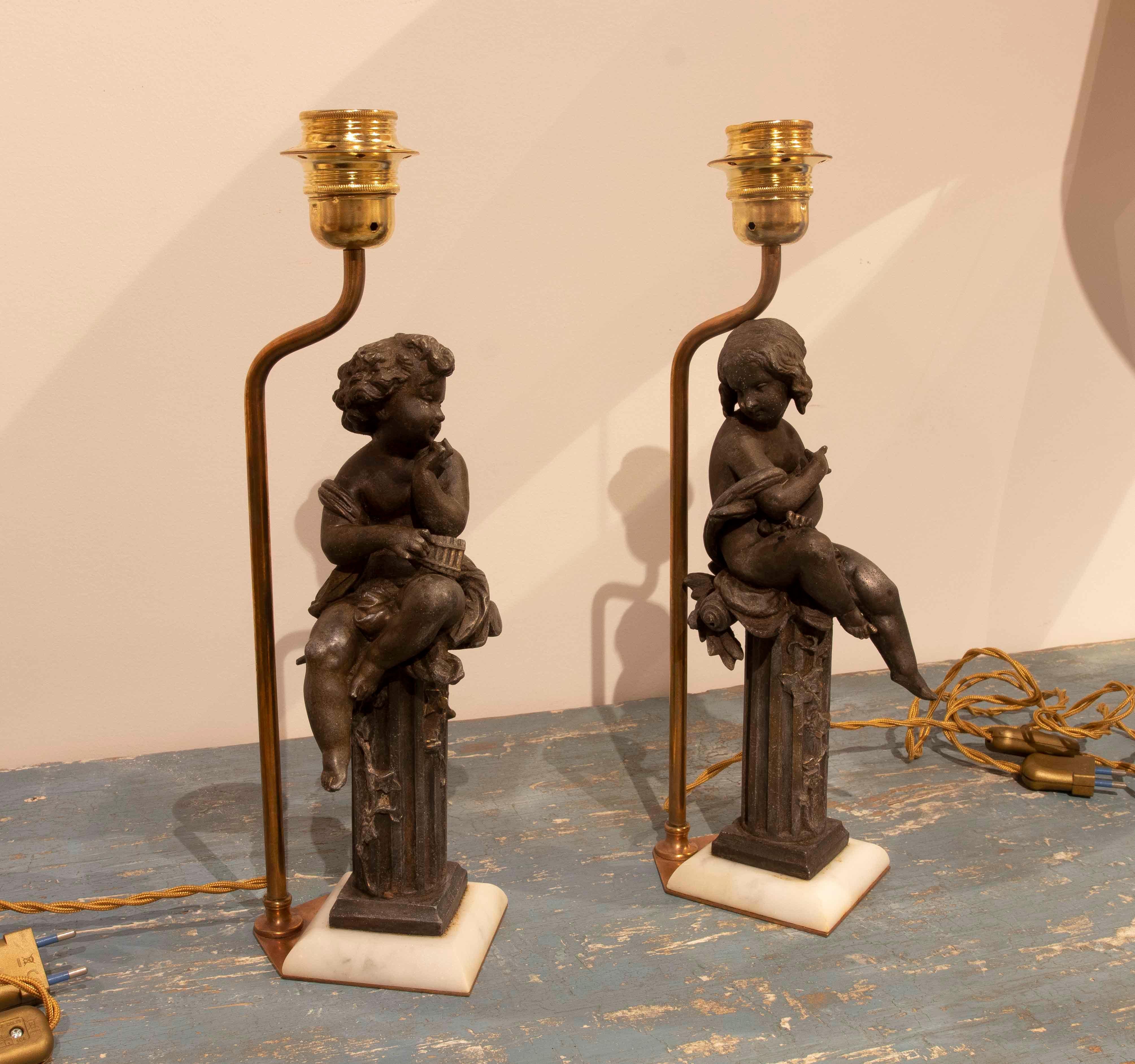 Pair of Table Lamps with Children in Calamine with Marble and Brass Base In Good Condition For Sale In Marbella, ES