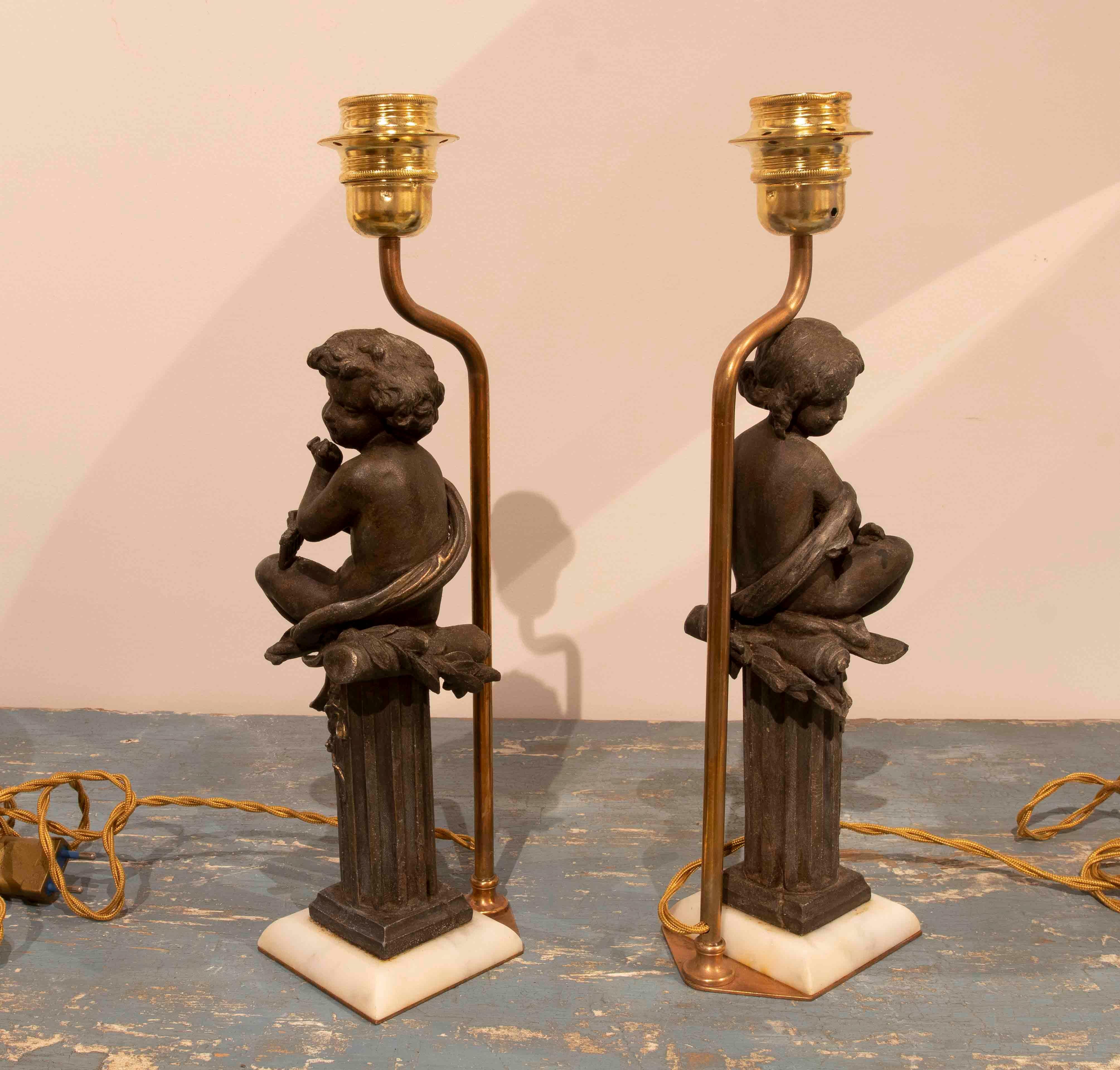 20th Century Pair of Table Lamps with Children in Calamine with Marble and Brass Base For Sale