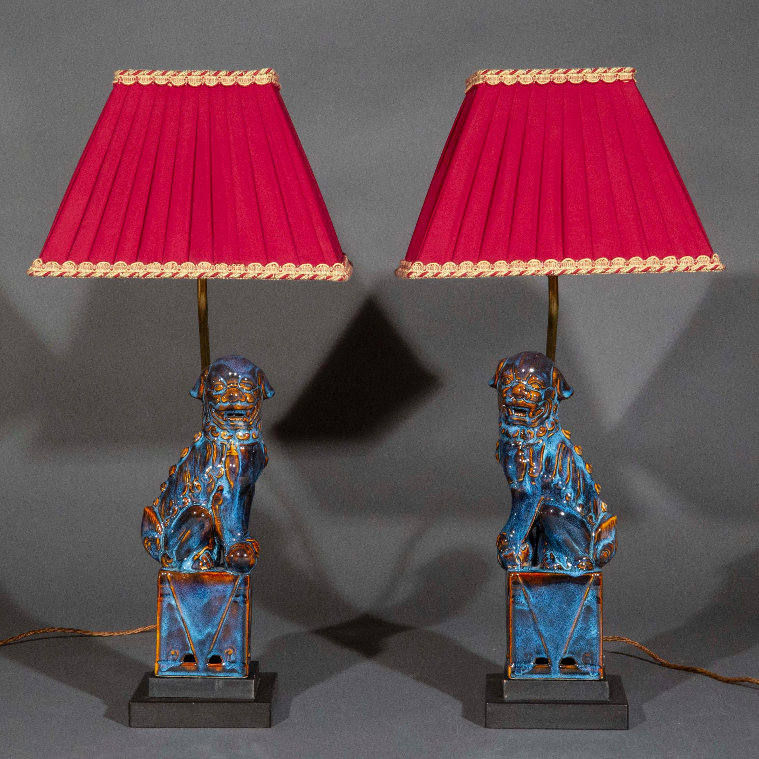 Vernissé Paire de lampes de table avec chiens ou lions Foo émaillés en céramique chinoise flambée en vente