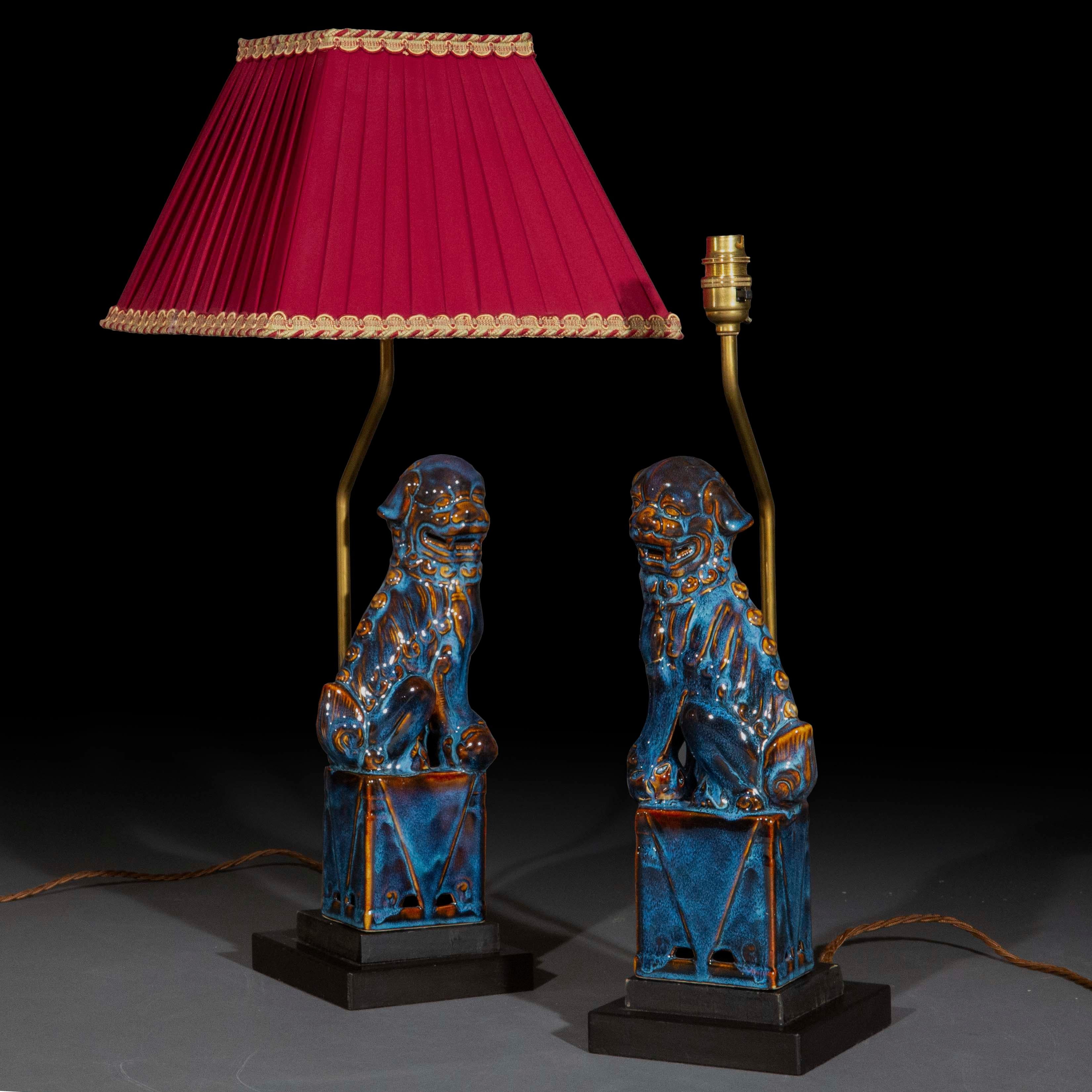 Paire de lampes de table avec chiens ou lions Foo émaillés en céramique chinoise flambée Bon état - En vente à Richmond, London