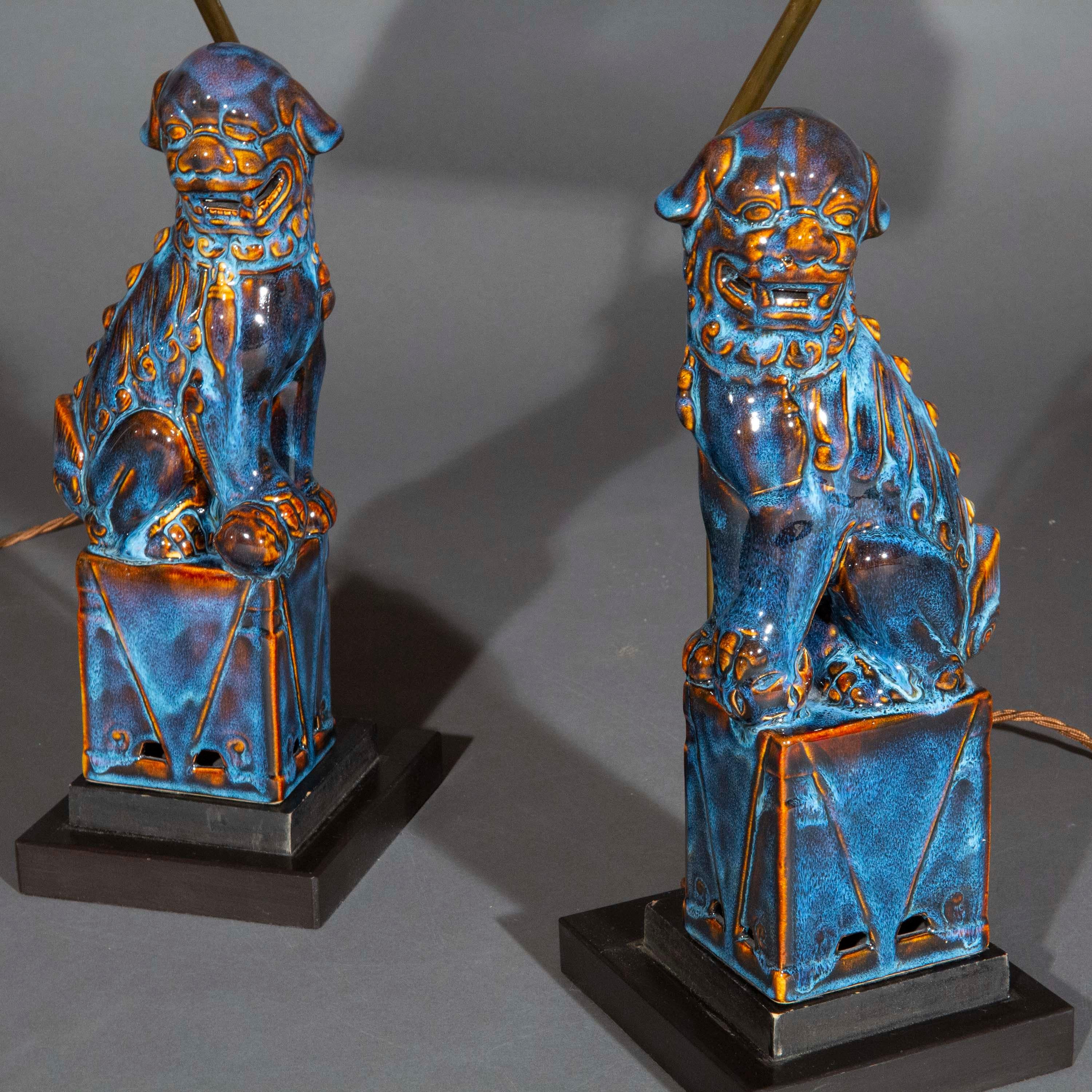 Paire de lampes de table avec chiens ou lions Foo émaillés en céramique chinoise flambée en vente 2
