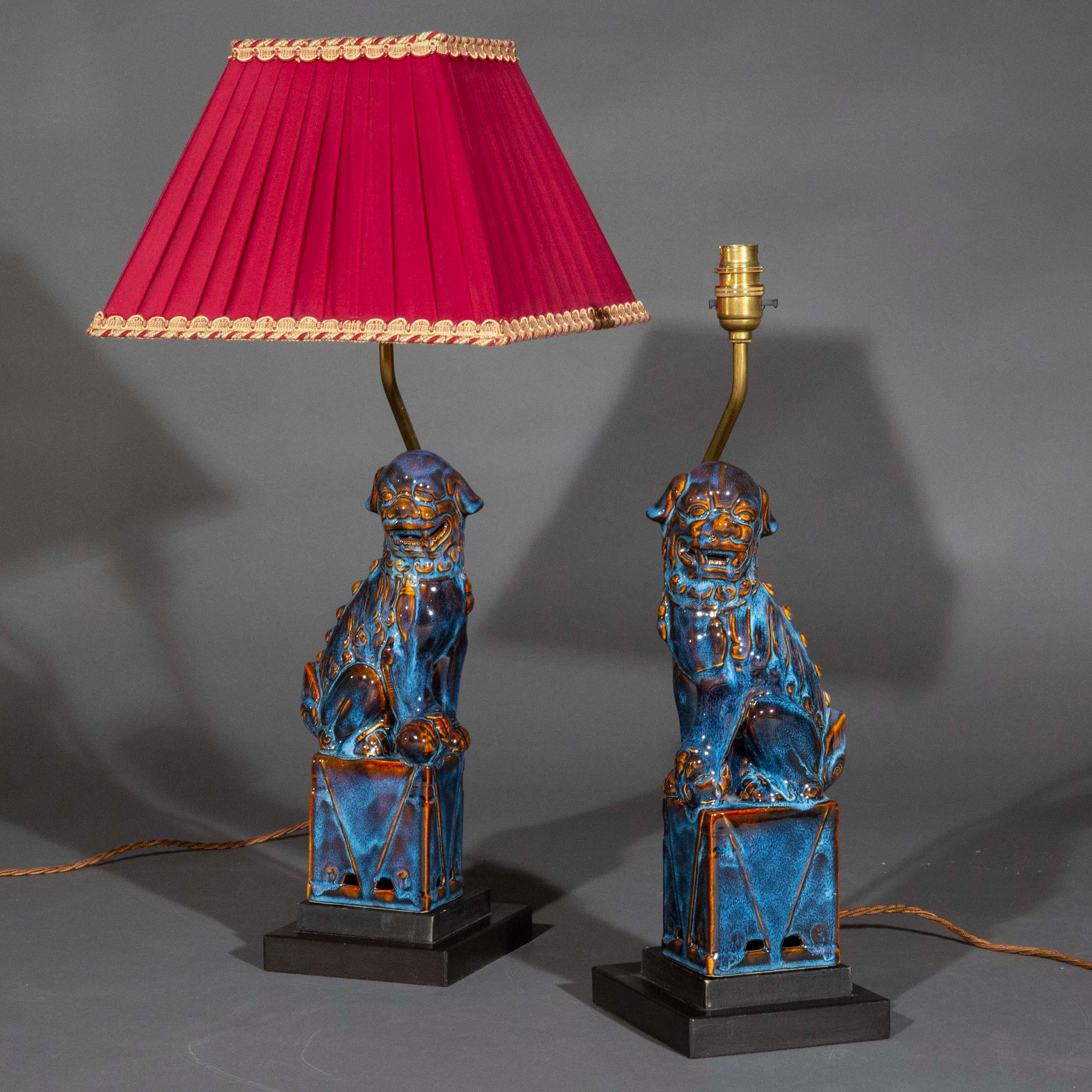 Paire de lampes de table avec chiens ou lions Foo émaillés en céramique chinoise flambée en vente 3