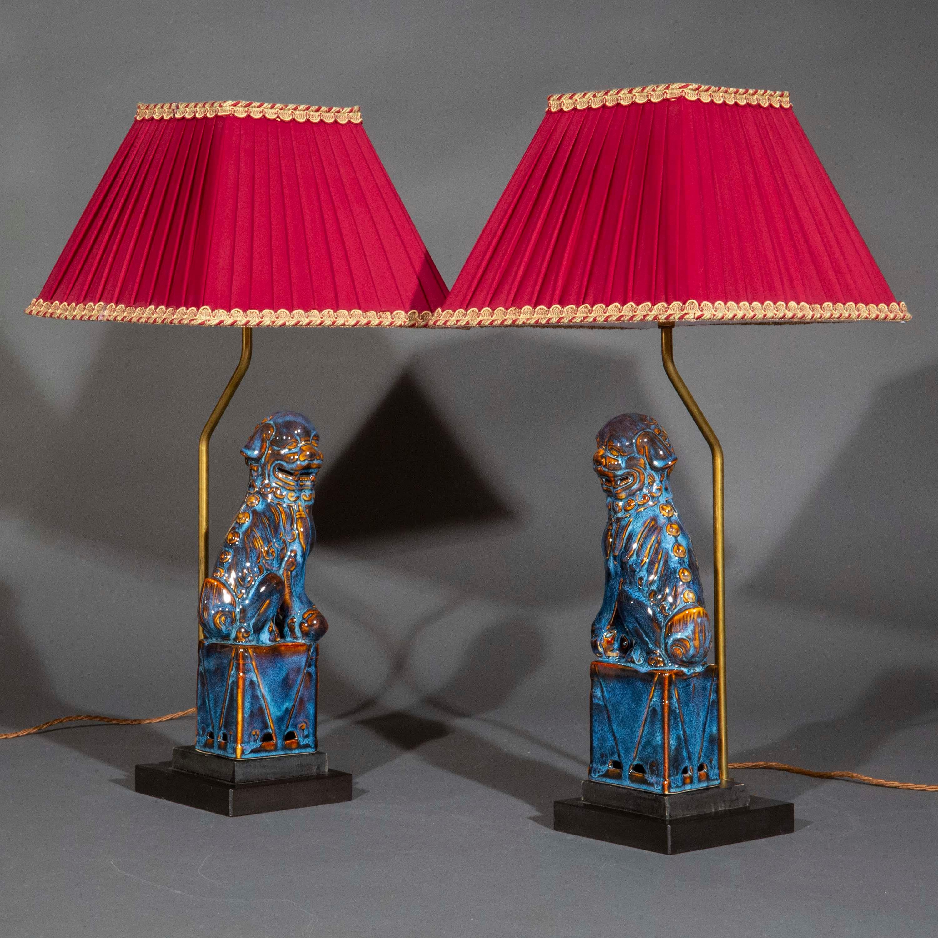 Chinoiseries Paire de lampes de table avec chiens ou lions Foo émaillés en céramique chinoise flambée en vente