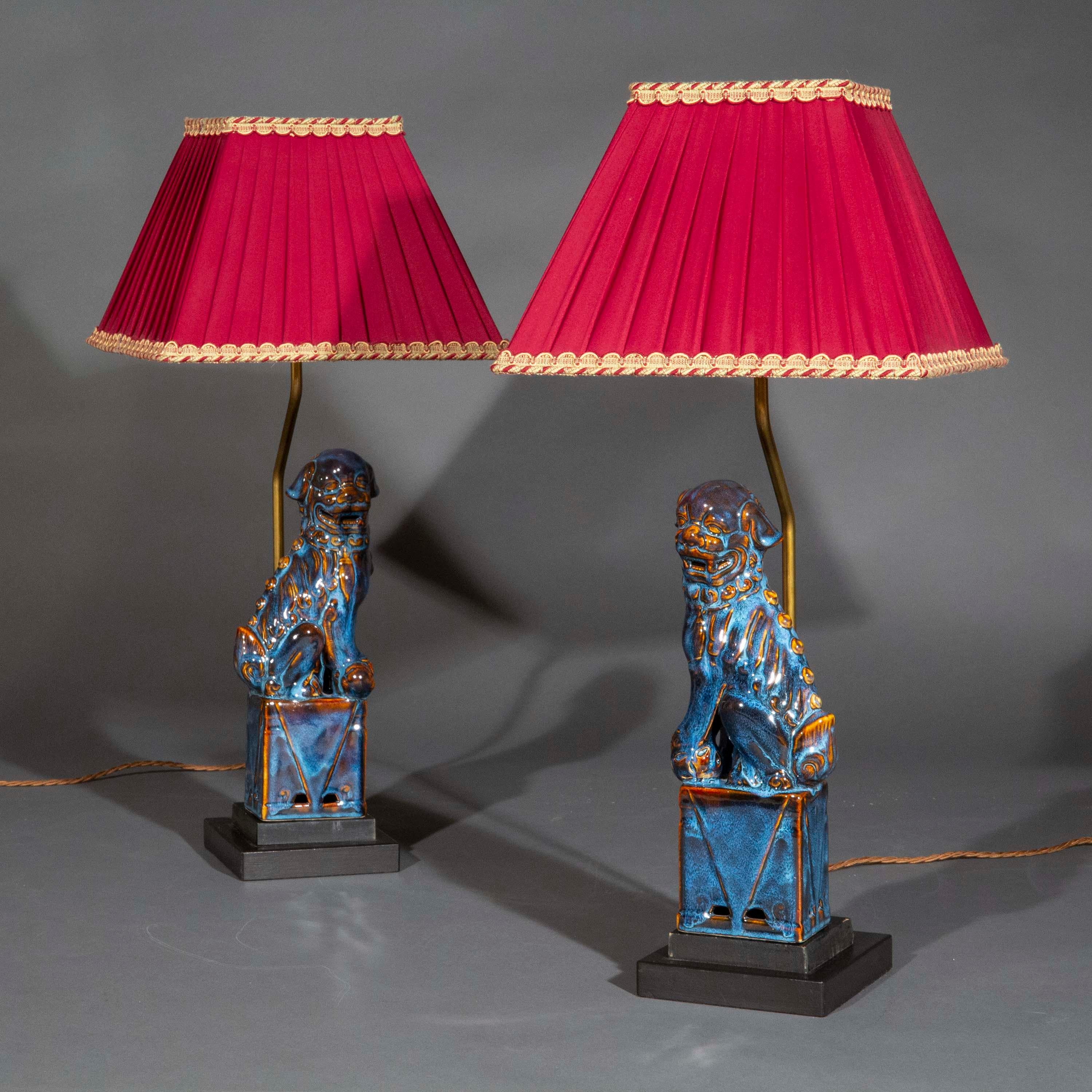Céramique Paire de lampes de table avec chiens ou lions Foo émaillés en céramique chinoise flambée en vente
