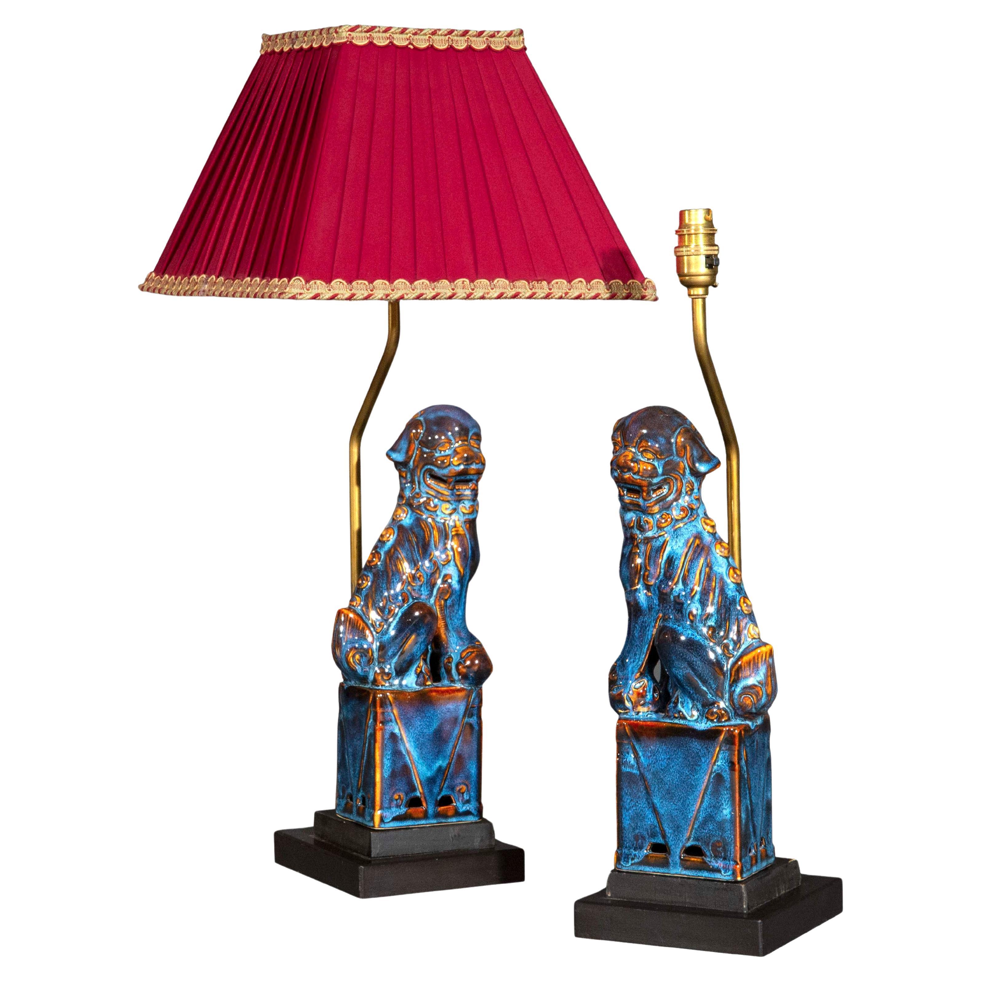 Paire de lampes de table avec chiens ou lions Foo émaillés en céramique chinoise flambée
