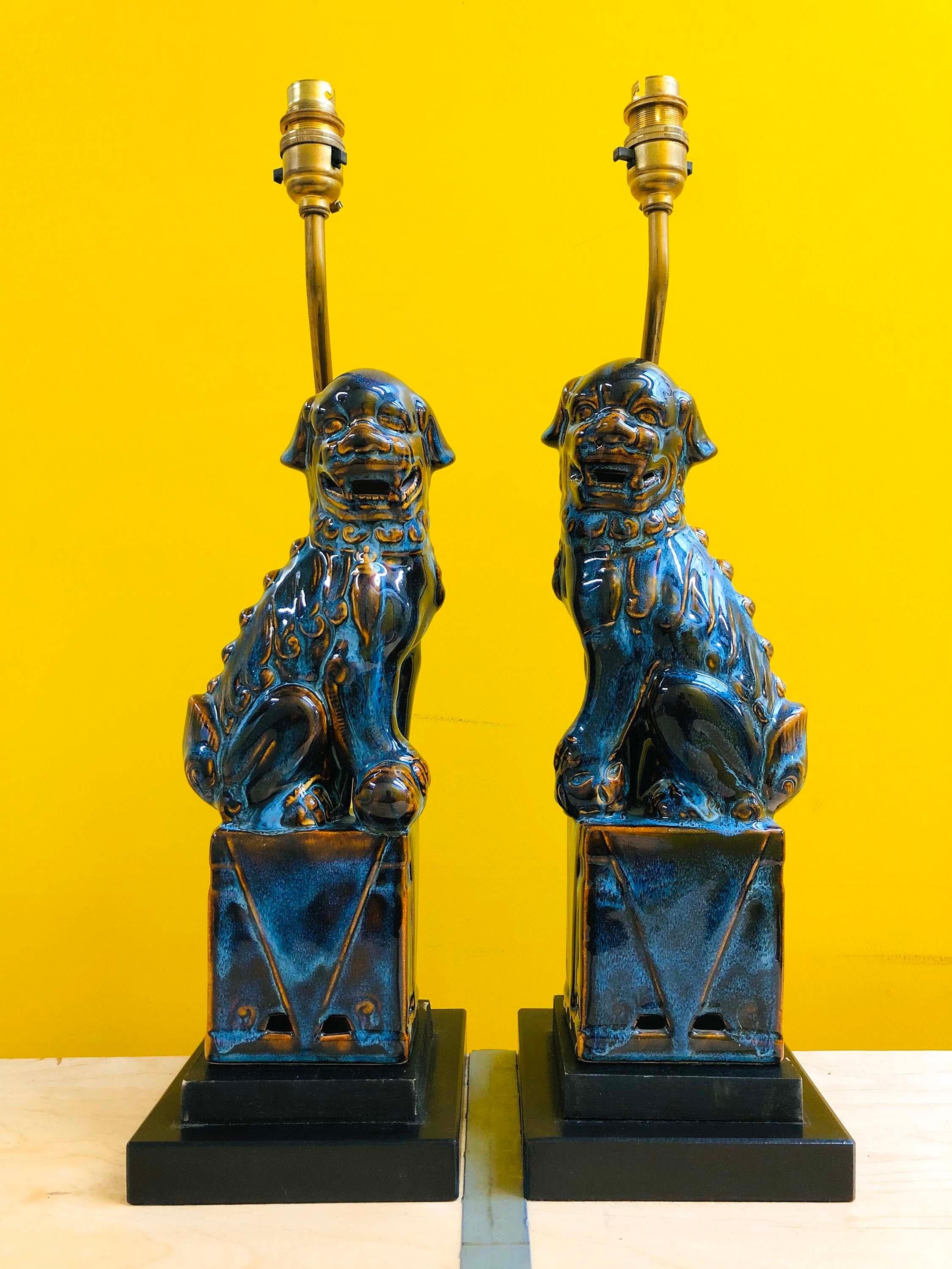 Paire de lampes de table avec chiens ou lions Foo émaillés en céramique chinoise flambée en vente 1