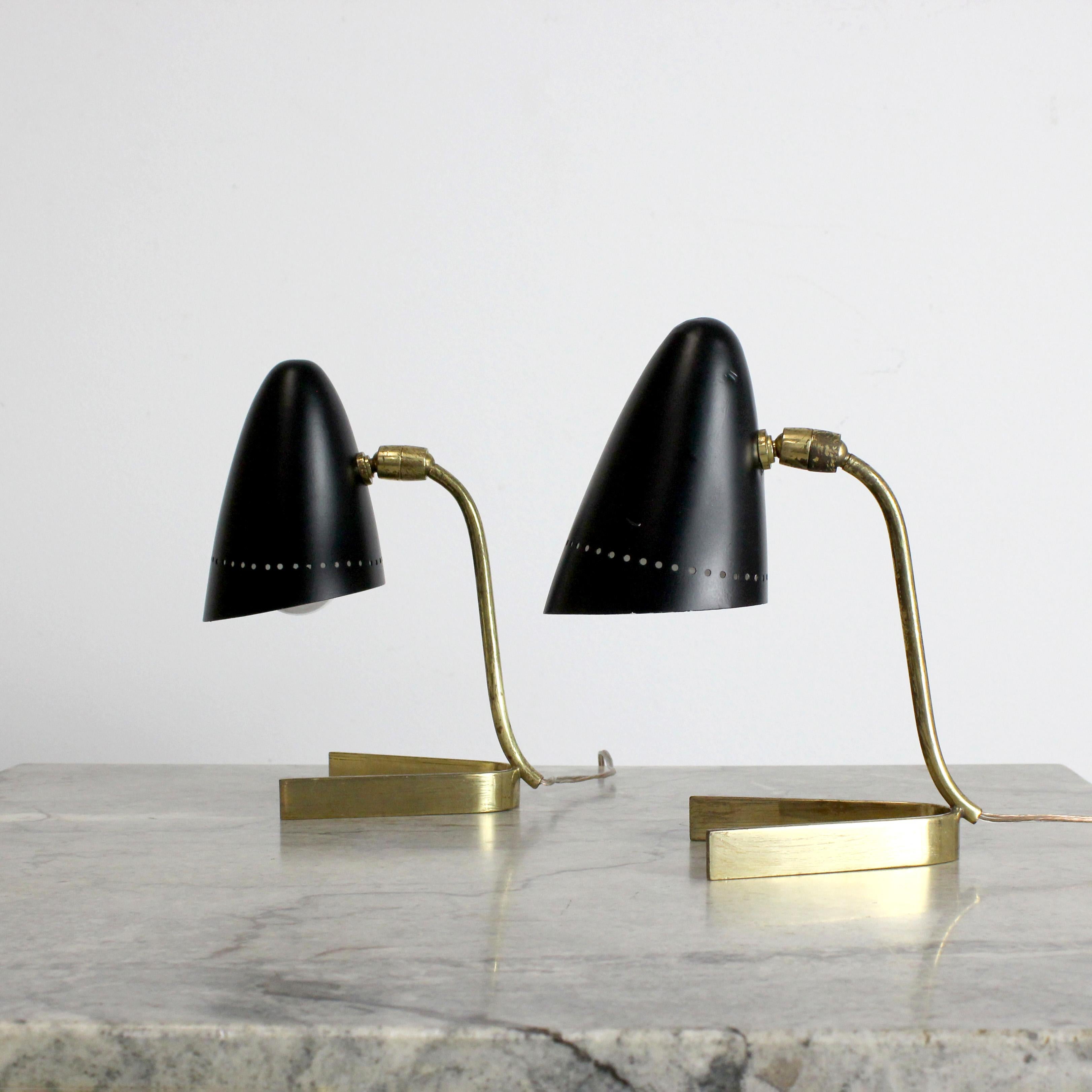 Paar Tischlampen mit vergoldetem Messingrahmen und schwarz lackierten Metallschirmen - um 1960 - Österreich/Spanien

Abmessungen: 22 x 11 x 18 cm