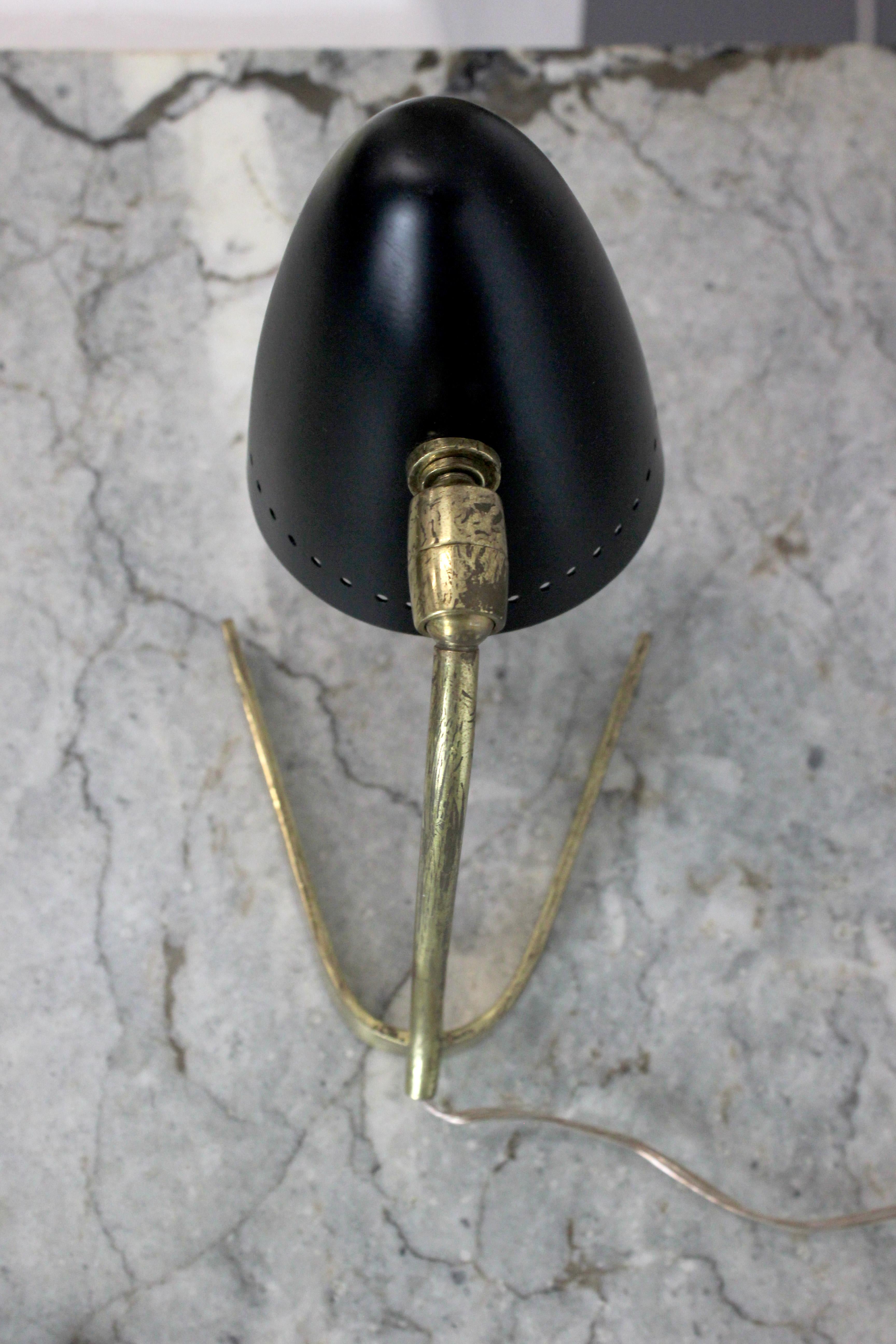 Paar Tischlampen mit vergoldetem Messingrahmen und schwarz lackierten Metallschirmen im Angebot 1