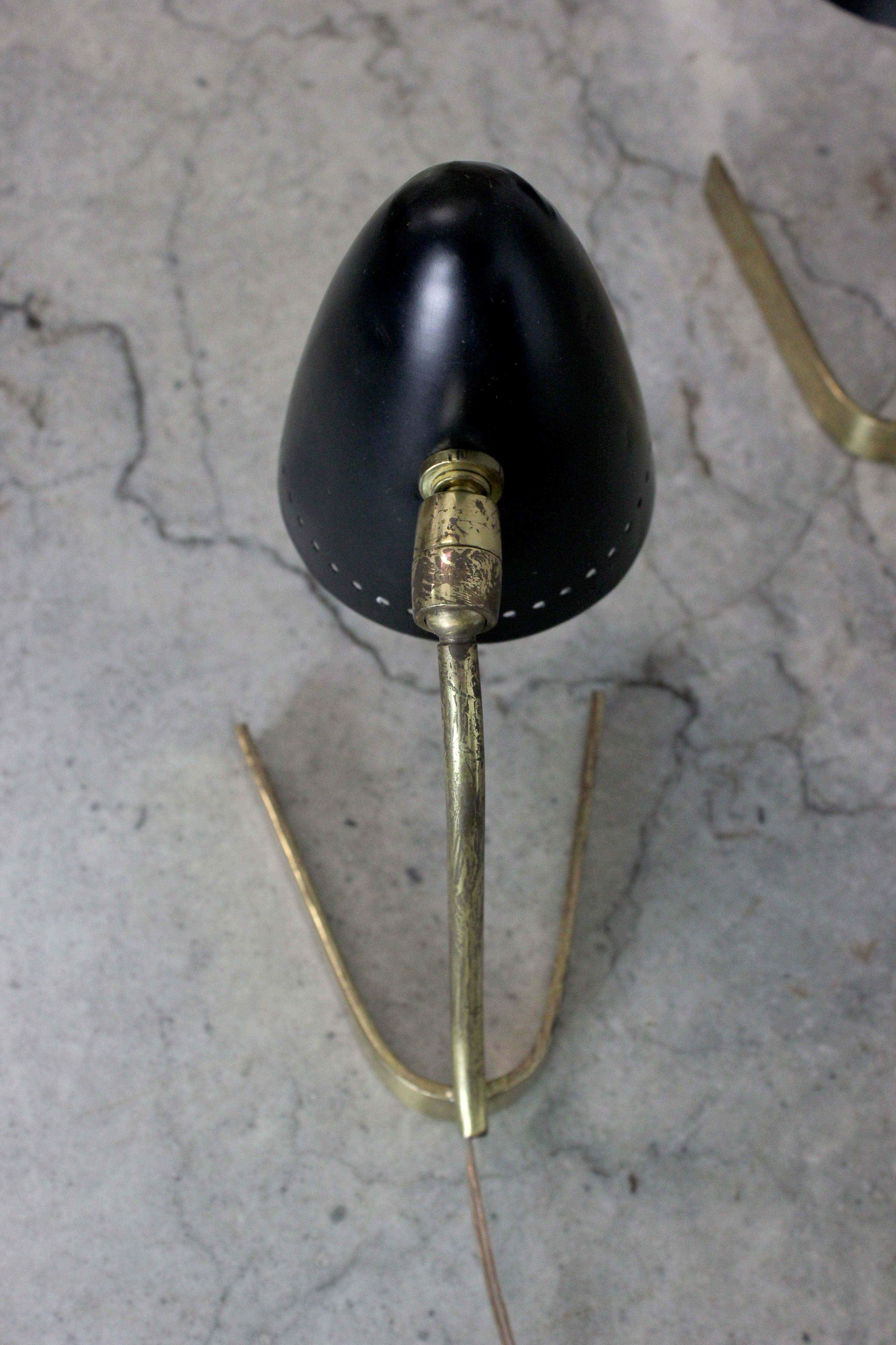 Paar Tischlampen mit vergoldetem Messingrahmen und schwarz lackierten Metallschirmen im Angebot 2