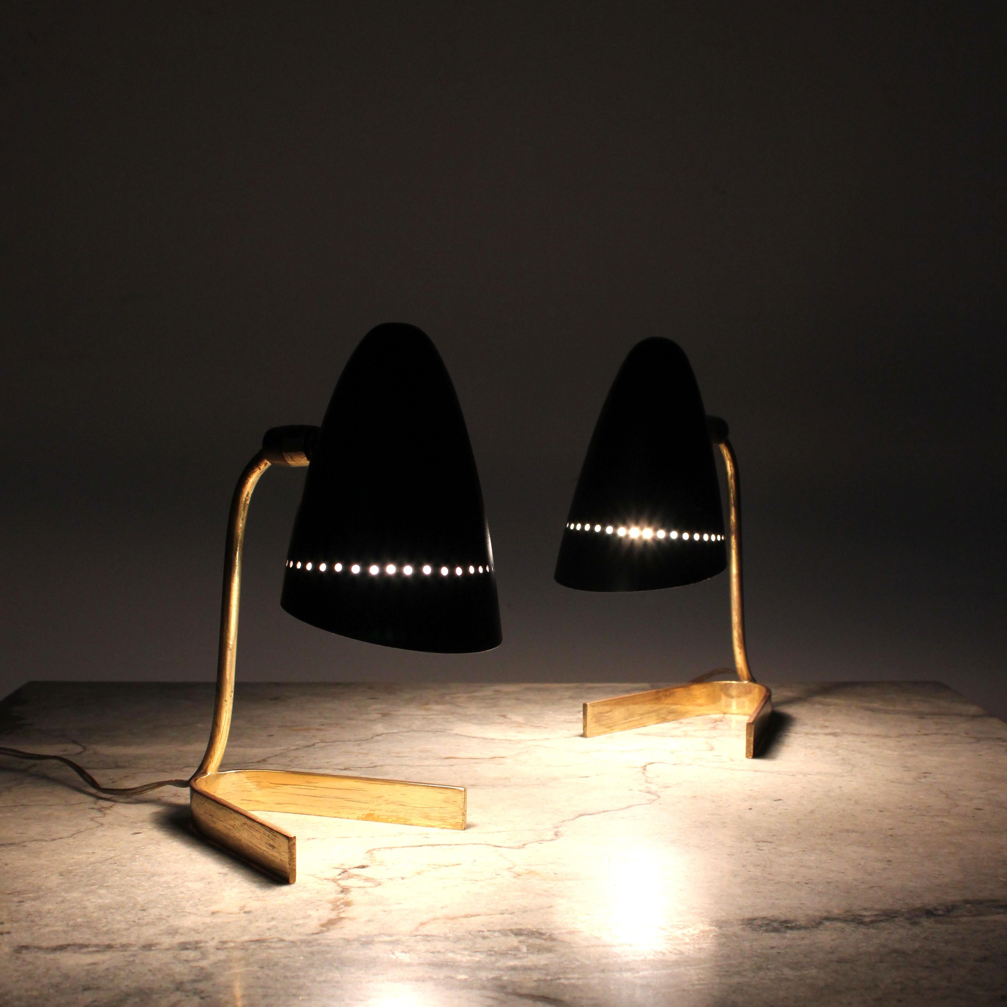 Paar Tischlampen mit vergoldetem Messingrahmen und schwarz lackierten Metallschirmen im Angebot 3