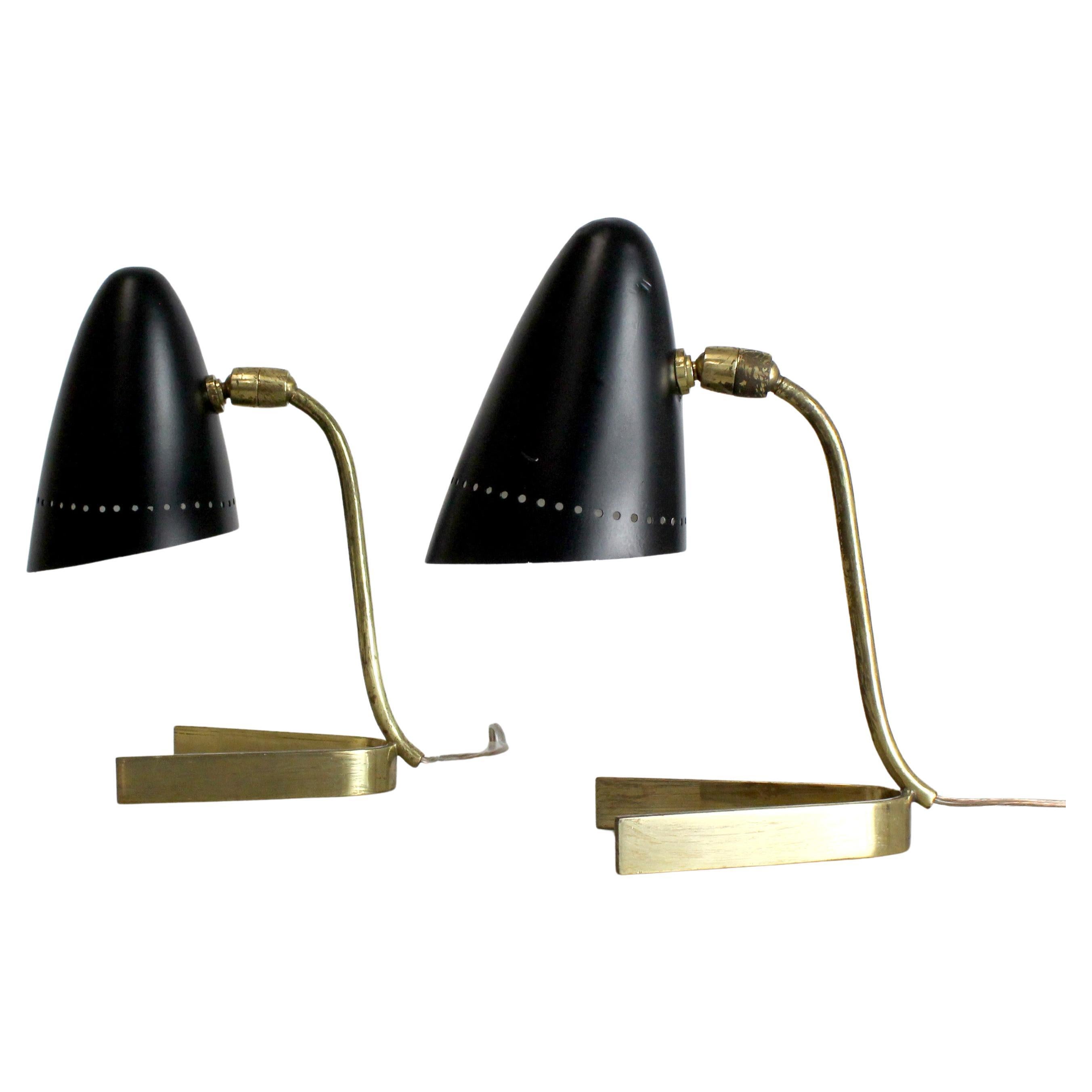 Paar Tischlampen mit vergoldetem Messingrahmen und schwarz lackierten Metallschirmen im Angebot