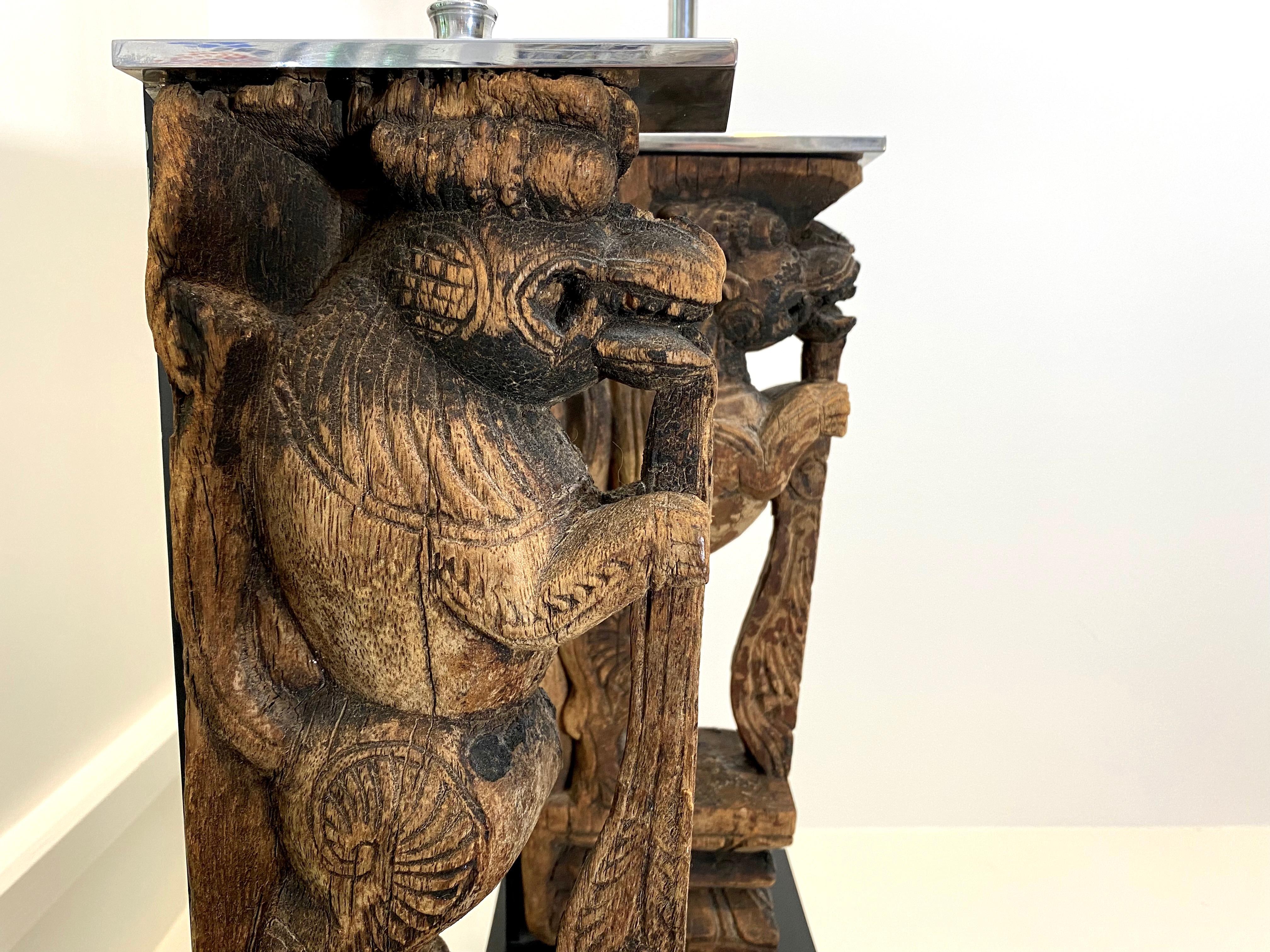 Paire de lampes de bureau avec lions de temple sculptés à la main et montés en nickel en vente 4