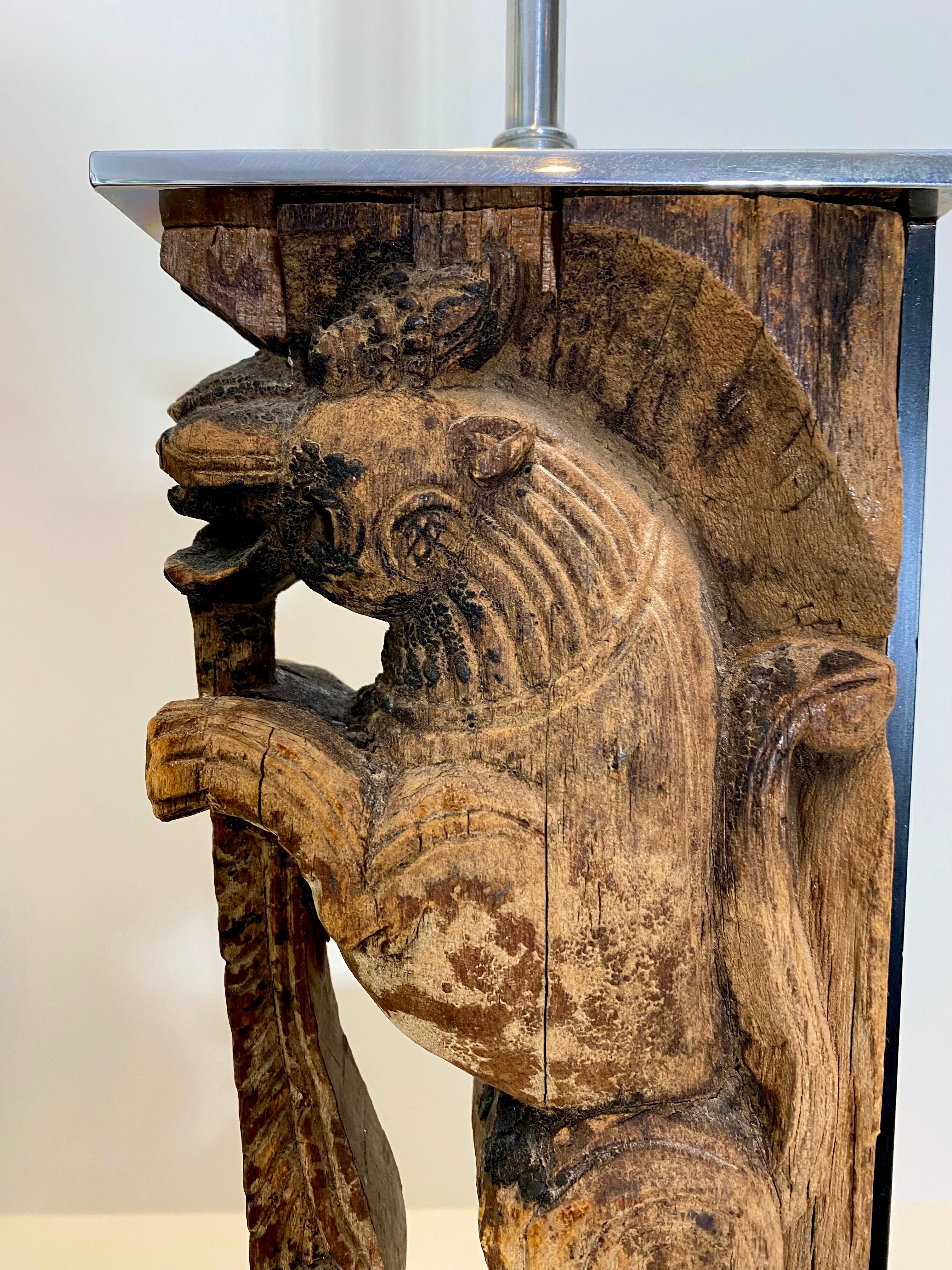 Centrasiatique Paire de lampes de bureau avec lions de temple sculptés à la main et montés en nickel en vente